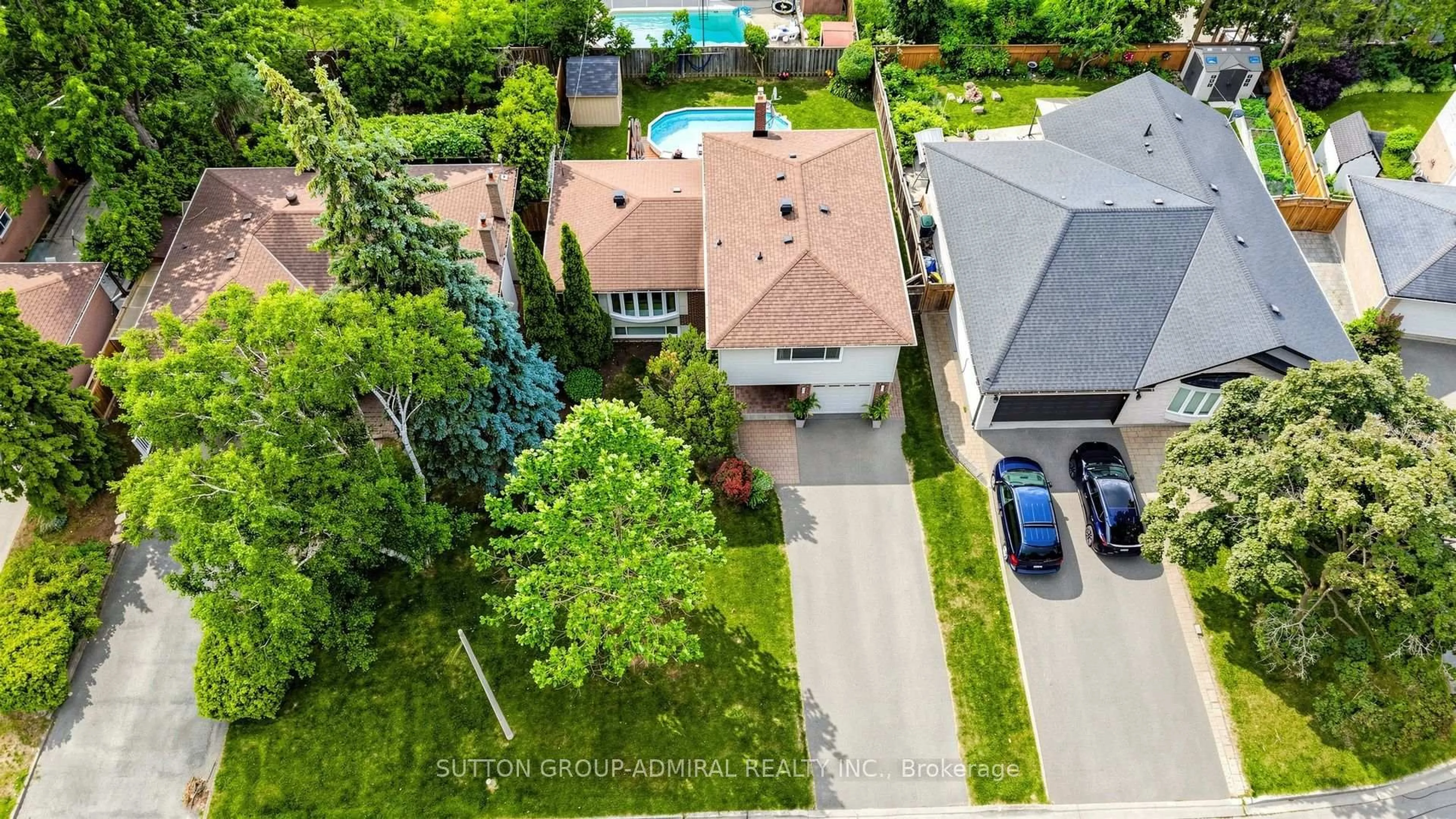 A pic from outside/outdoor area/front of a property/back of a property/a pic from drone, street for 21 Donalbain Cres, Markham Ontario L3T 3S3