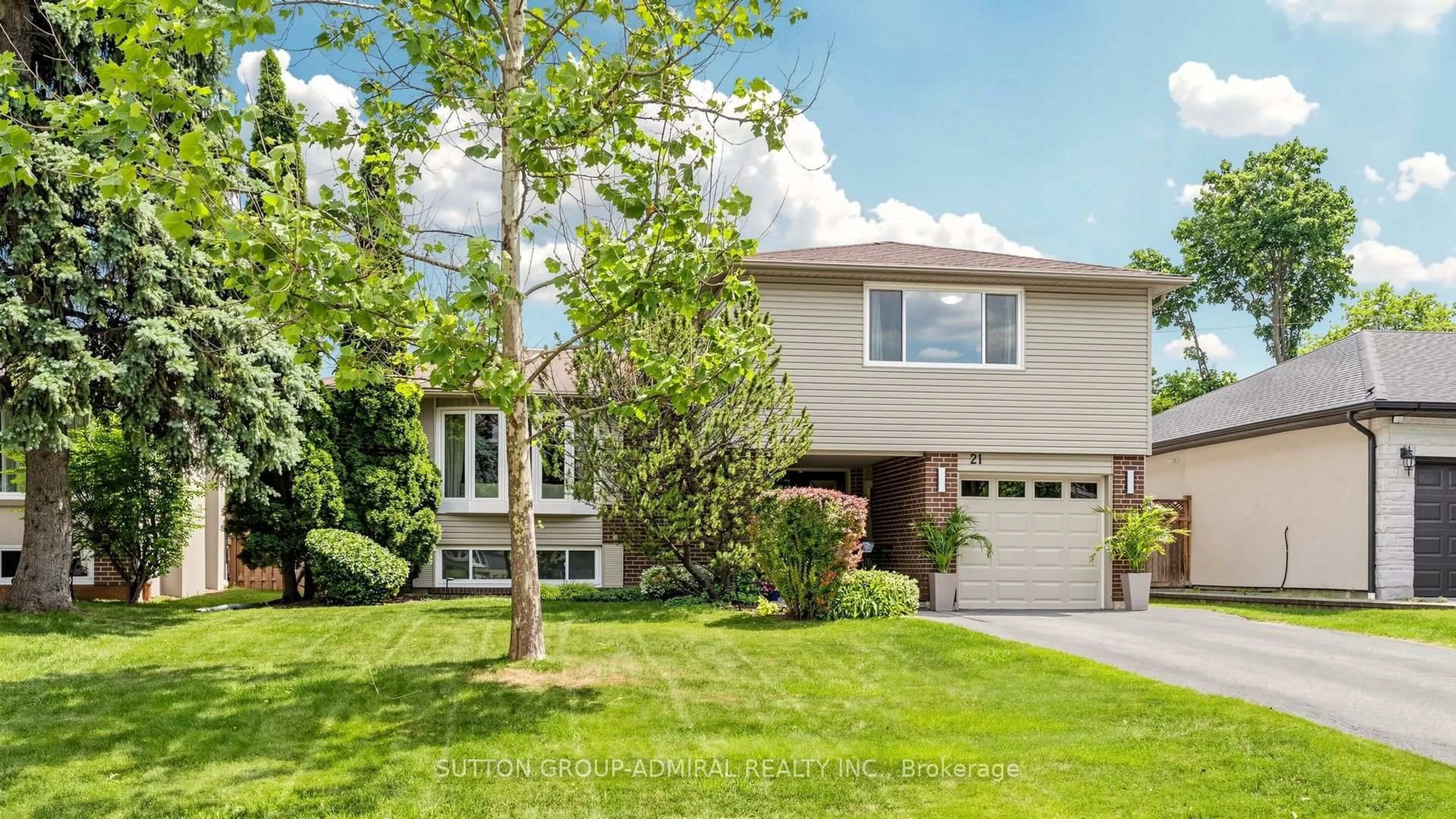 Home with vinyl exterior material, street for 21 Donalbain Cres, Markham Ontario L3T 3S3