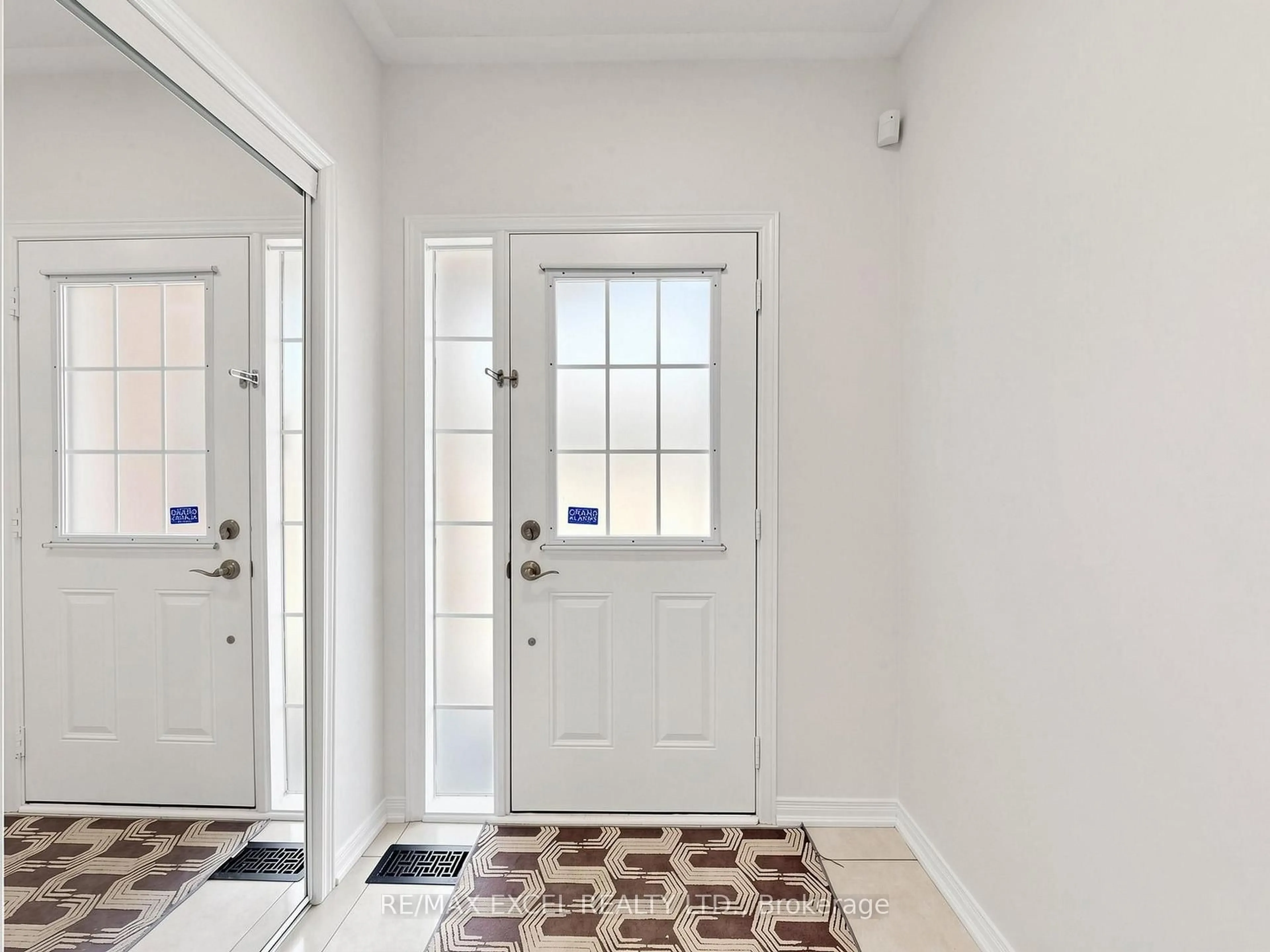 Indoor entryway for 6 Barr Cres, Aurora Ontario L4G 0B8