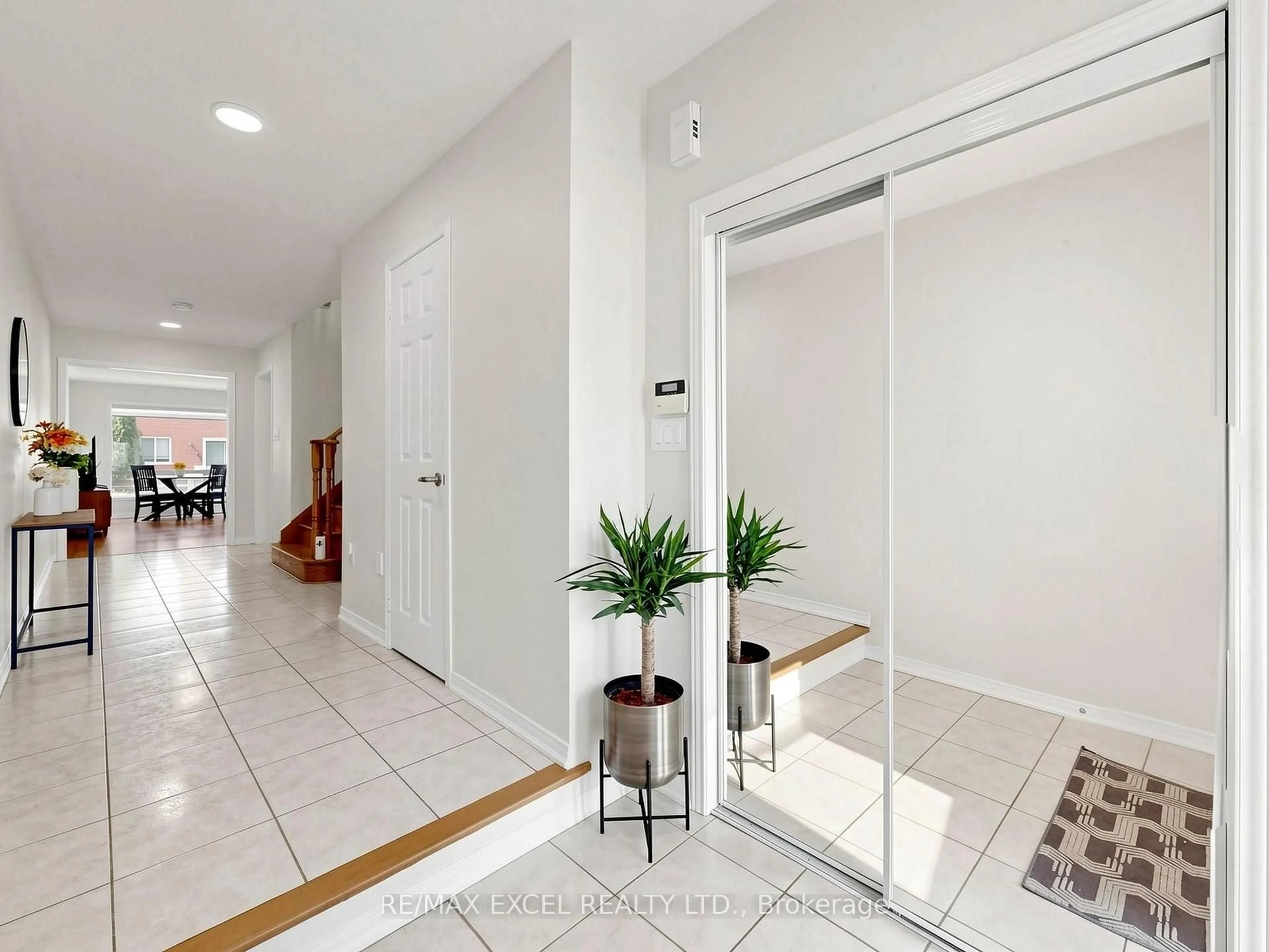 Indoor foyer for 6 Barr Cres, Aurora Ontario L4G 0B8