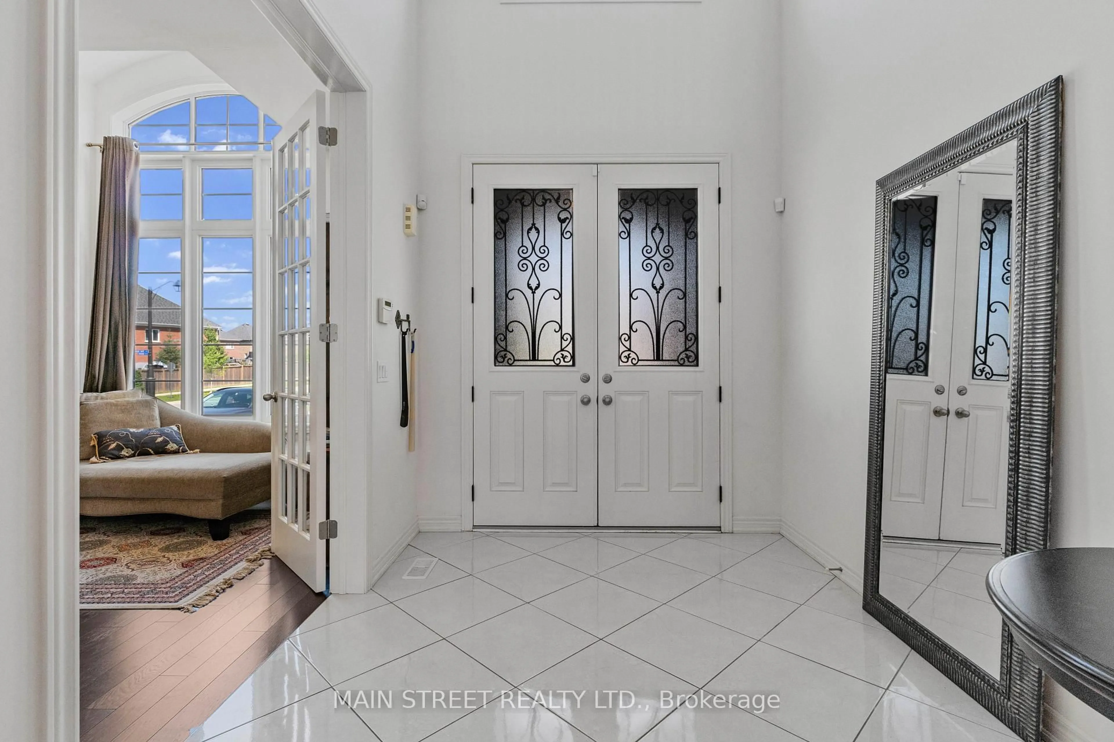 Indoor entryway for 71 Vivian Creek Rd, East Gwillimbury Ontario L0G 1M0