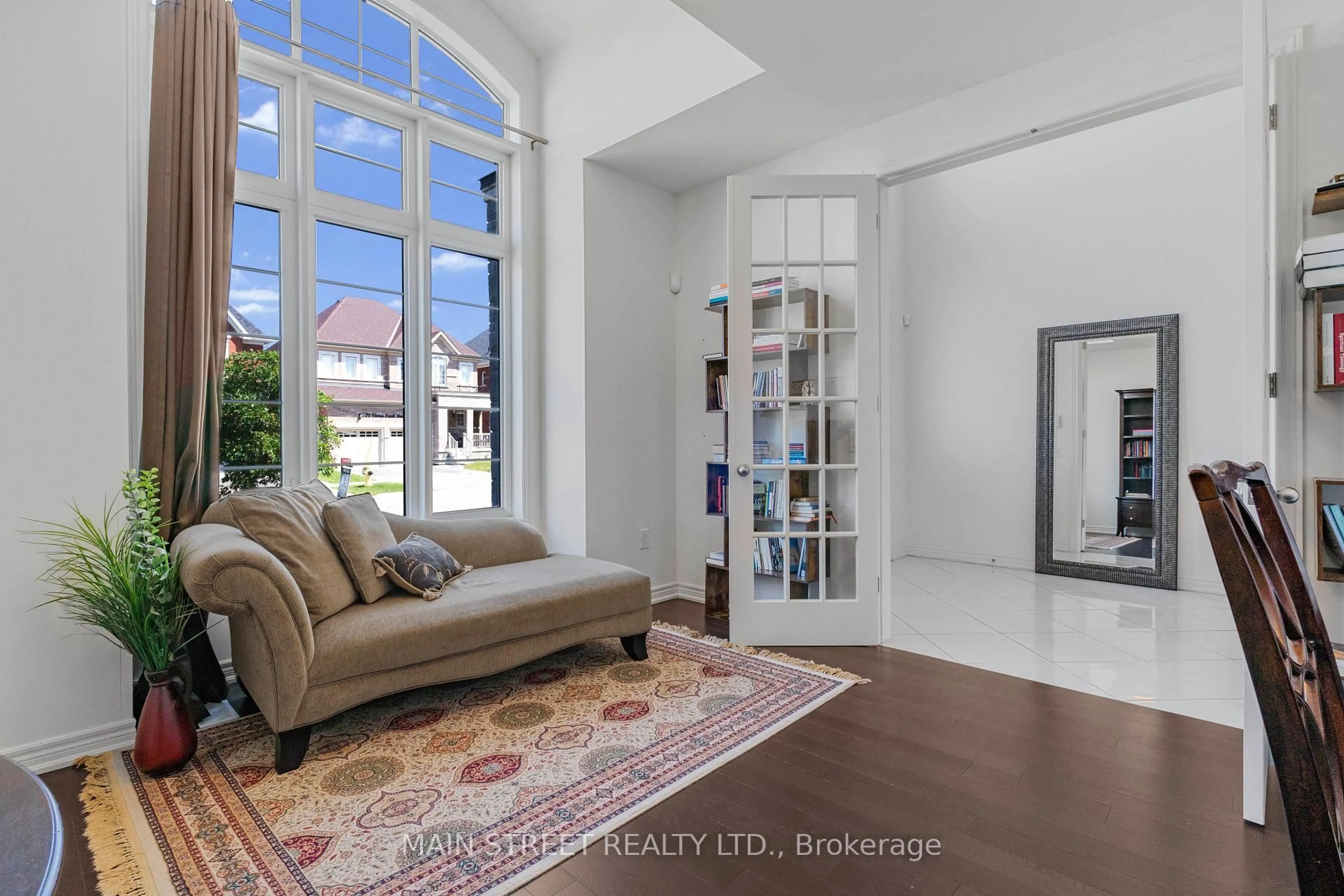 Indoor entryway for 71 Vivian Creek Rd, East Gwillimbury Ontario L0G 1M0
