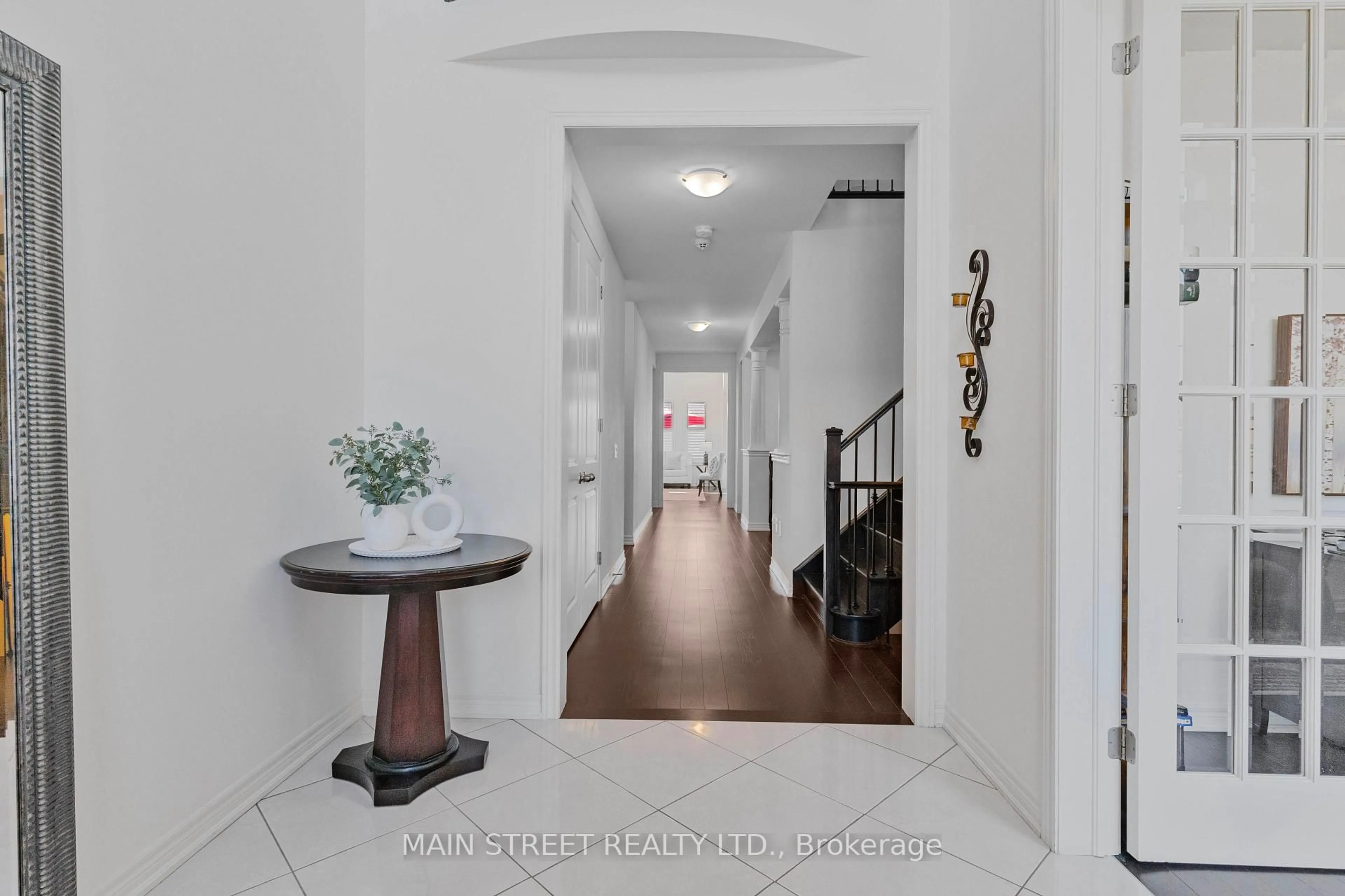 Indoor foyer for 71 Vivian Creek Rd, East Gwillimbury Ontario L0G 1M0