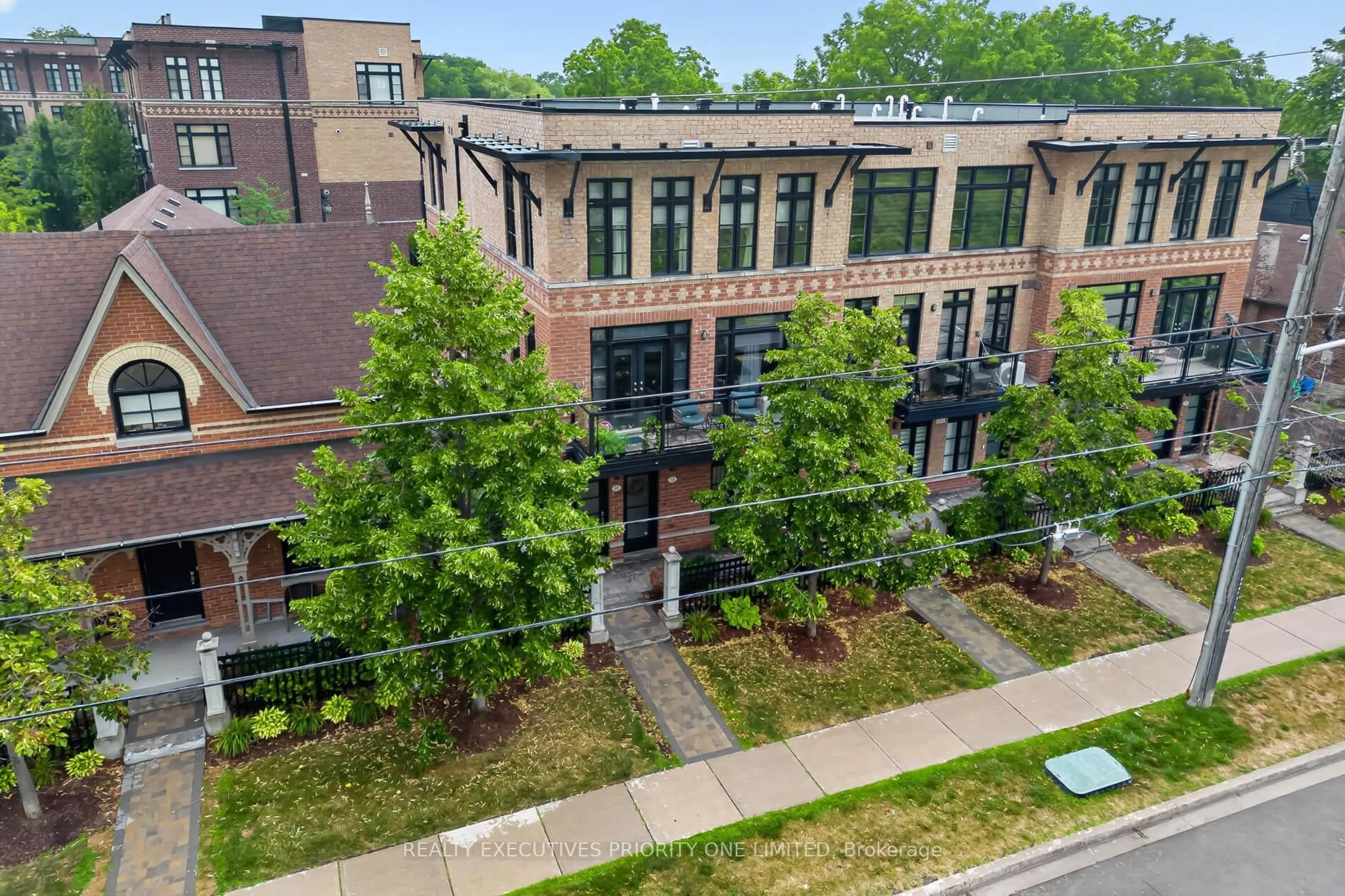 A pic from outside/outdoor area/front of a property/back of a property/a pic from drone, city buildings view from balcony for 8161 Kipling Ave #59, Vaughan Ontario L4L 2A3