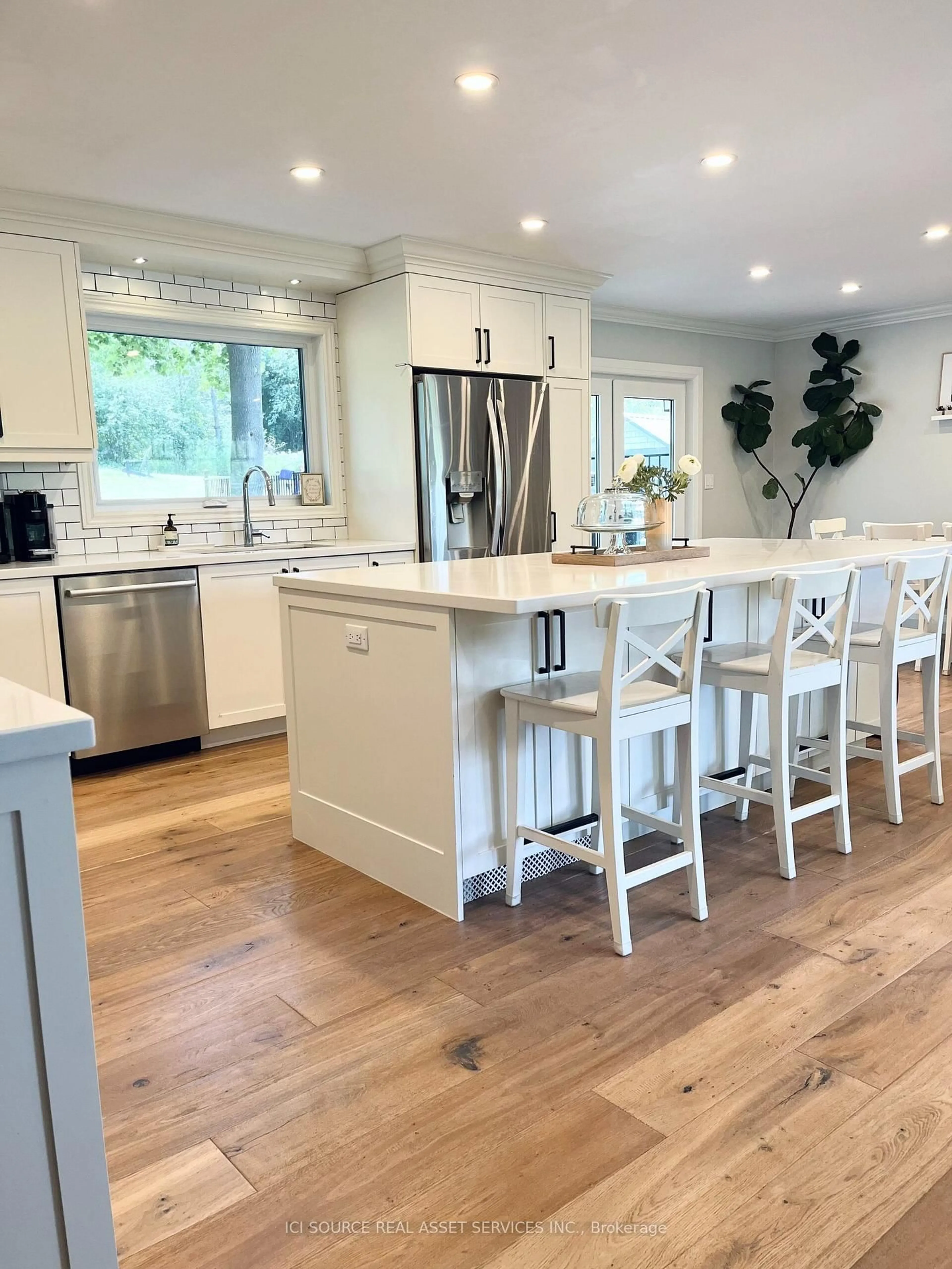 Open concept kitchen, wood/laminate floor for 689 Ravenshoe Rd, Uxbridge Ontario L9P 1R2