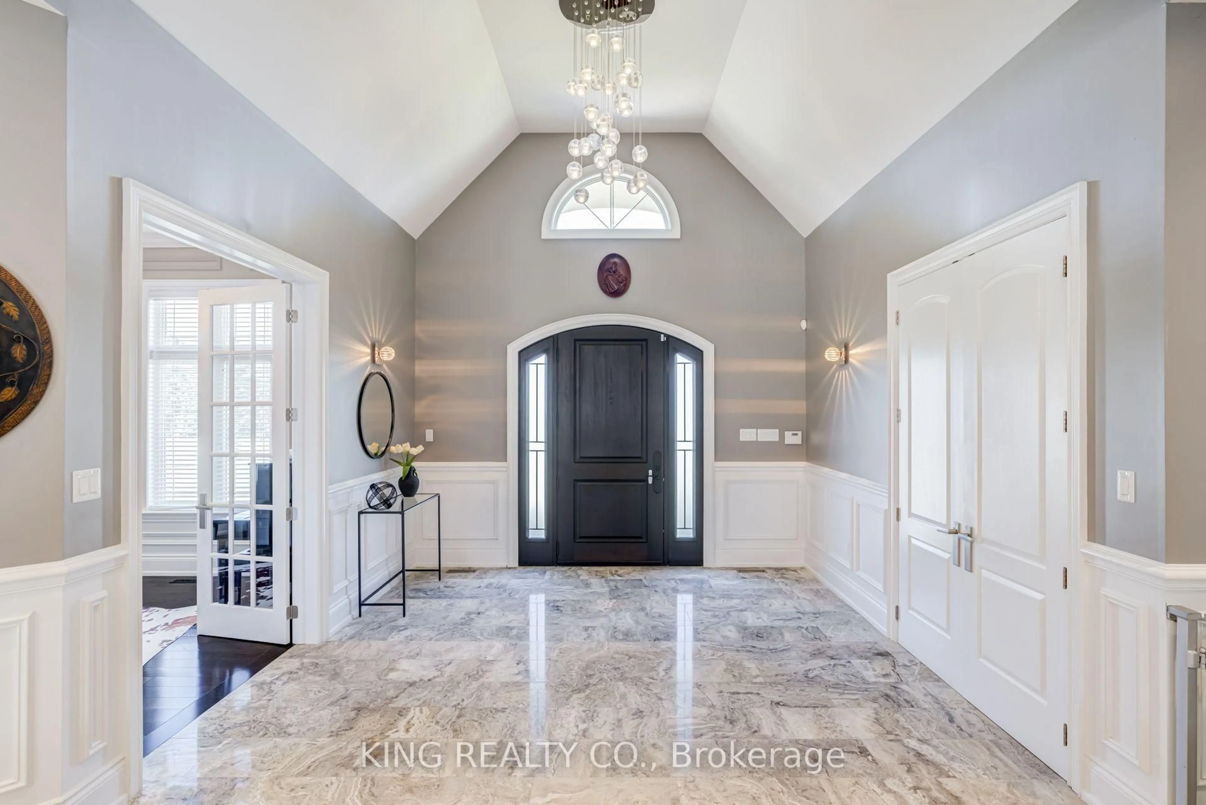 Indoor entryway for 2 Dale Cres, Bradford West Gwillimbury Ontario L0L 1L0