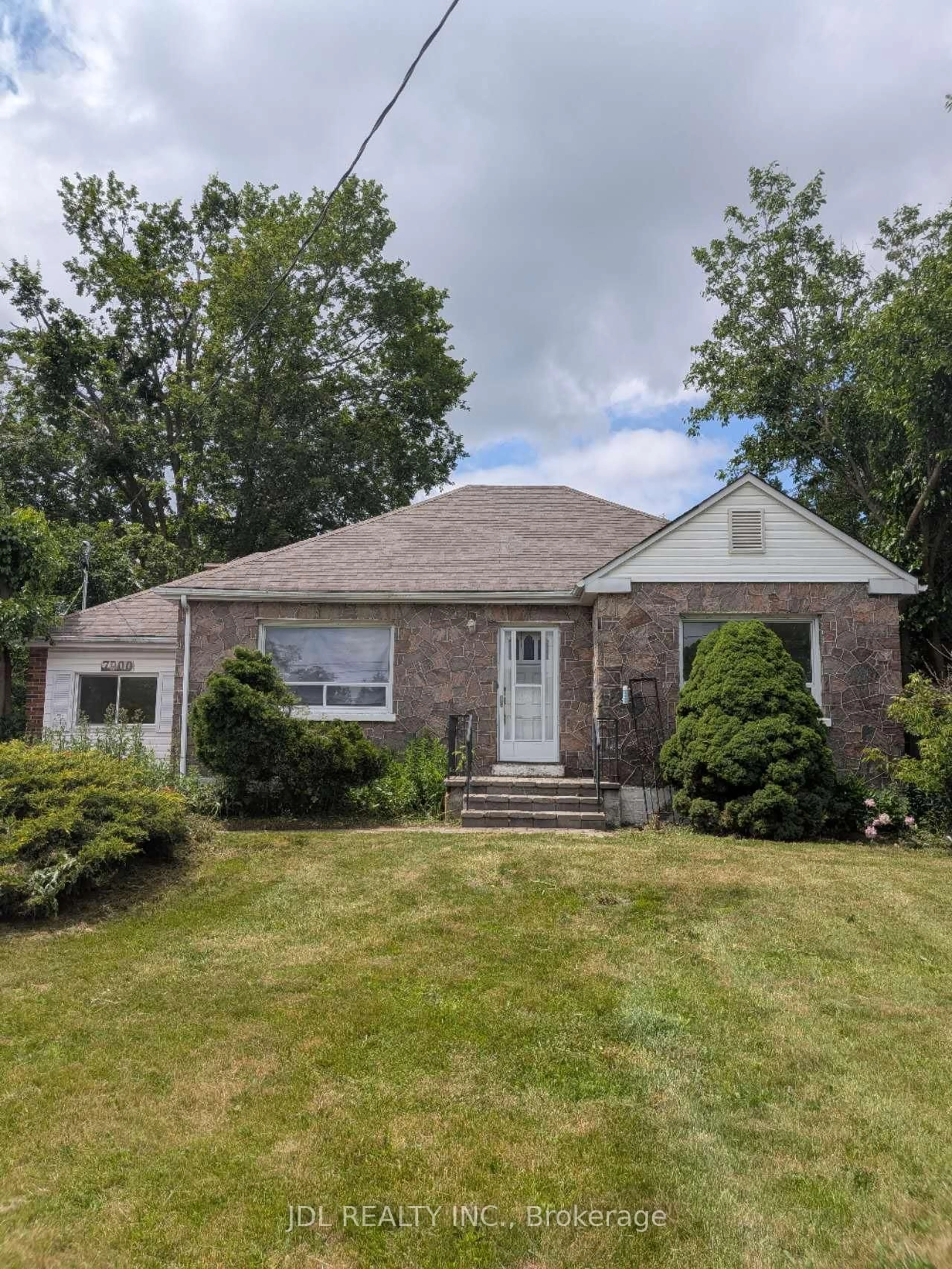 Home with vinyl exterior material, street for 7900 Yonge St, Innisfil Ontario L9S 1A8