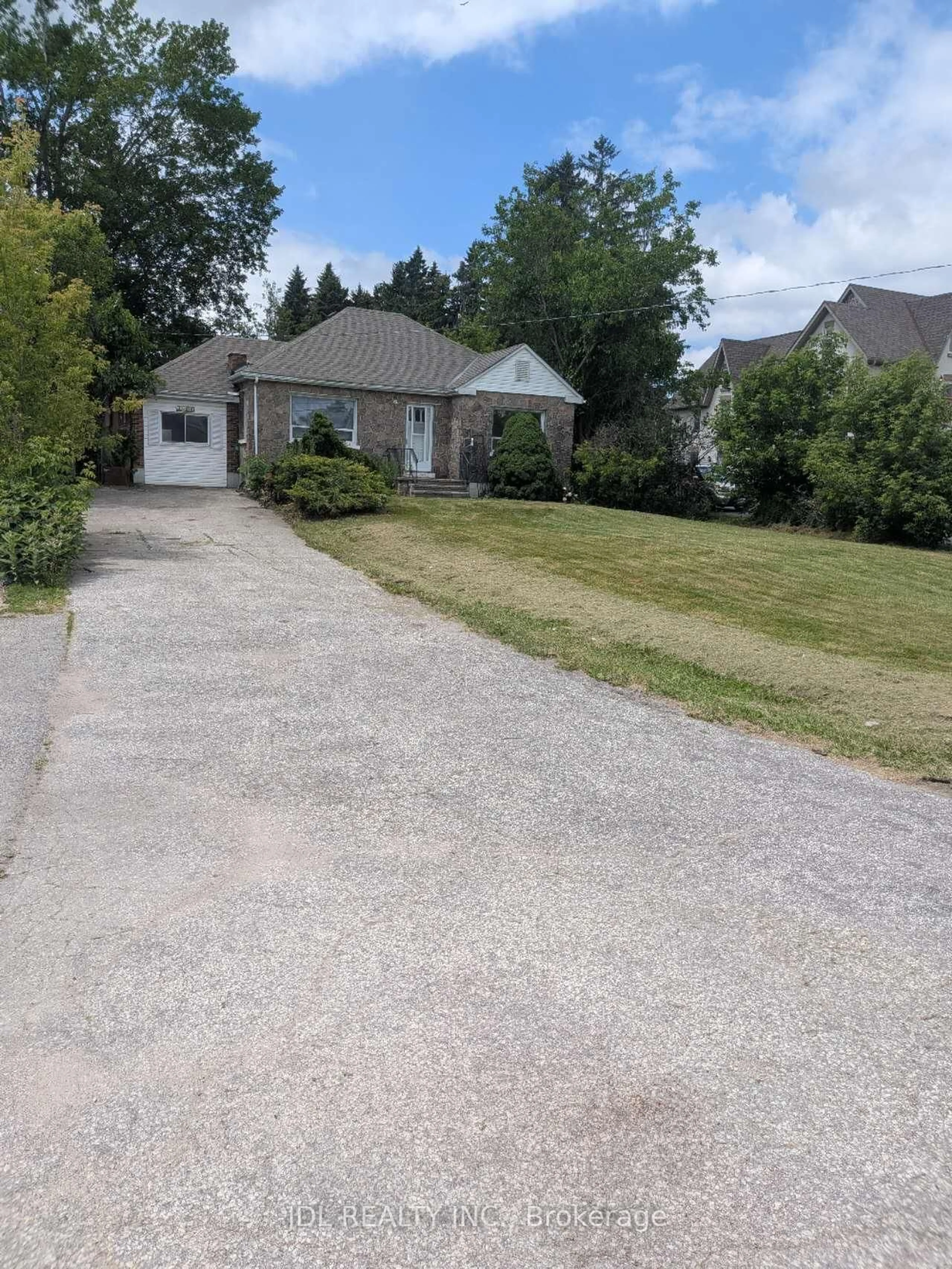 A pic from outside/outdoor area/front of a property/back of a property/a pic from drone, street for 7900 Yonge St, Innisfil Ontario L9S 1A8