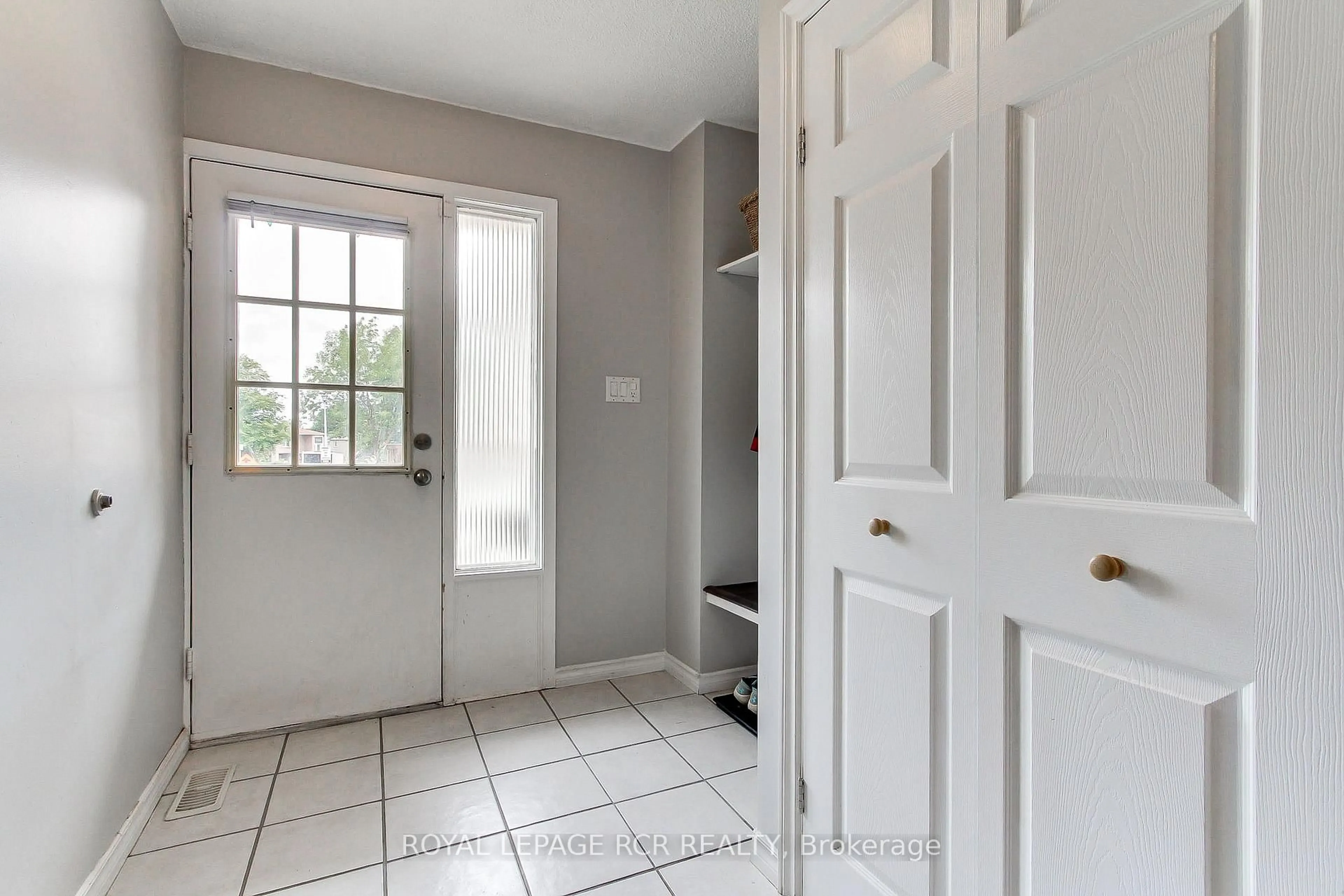 Indoor entryway for 228 Collings Ave, Bradford West Gwillimbury Ontario L3Z 1W3