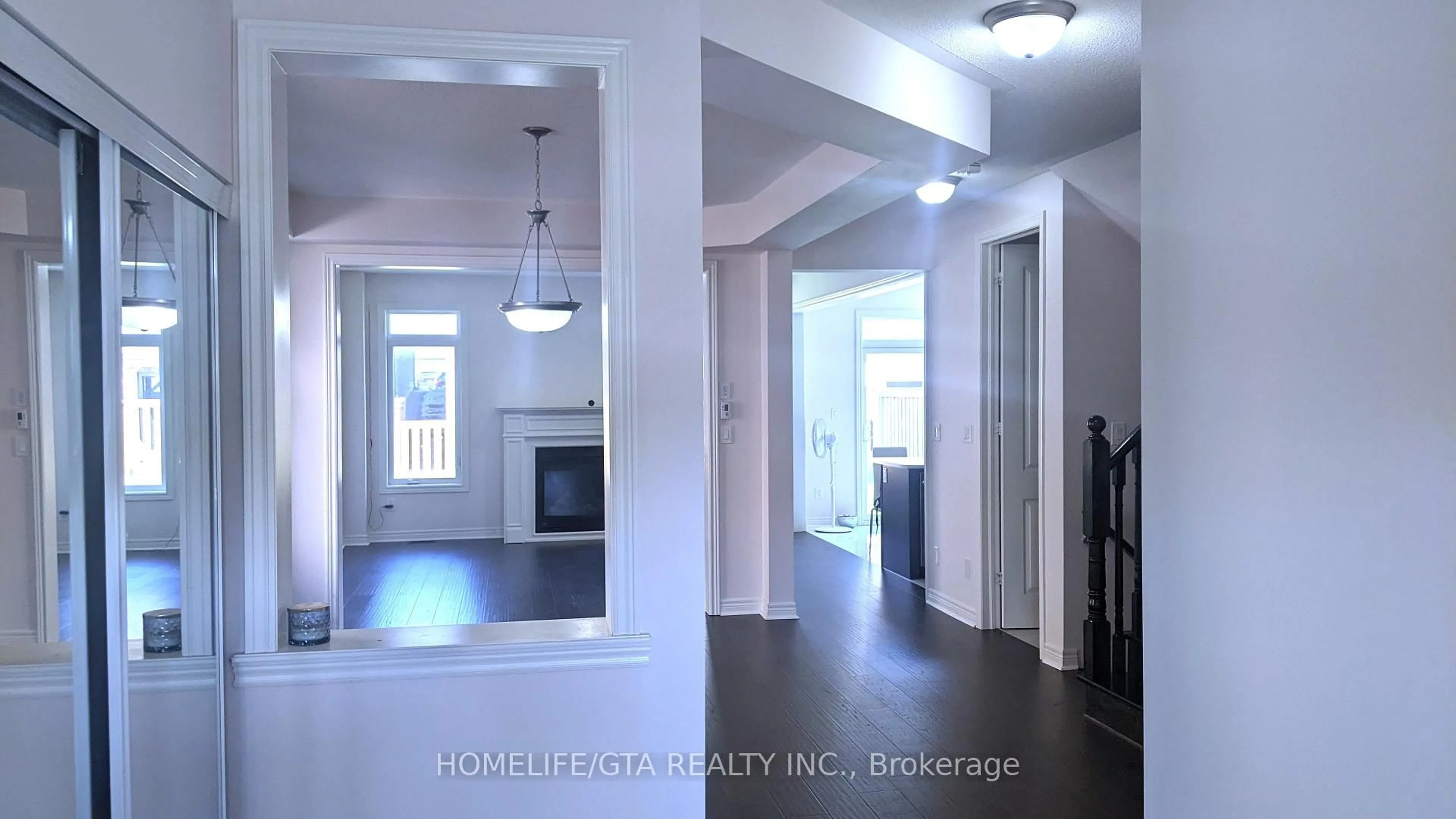 Indoor entryway for 19 Owens Rd, New Tecumseth Ontario L9R 0T3