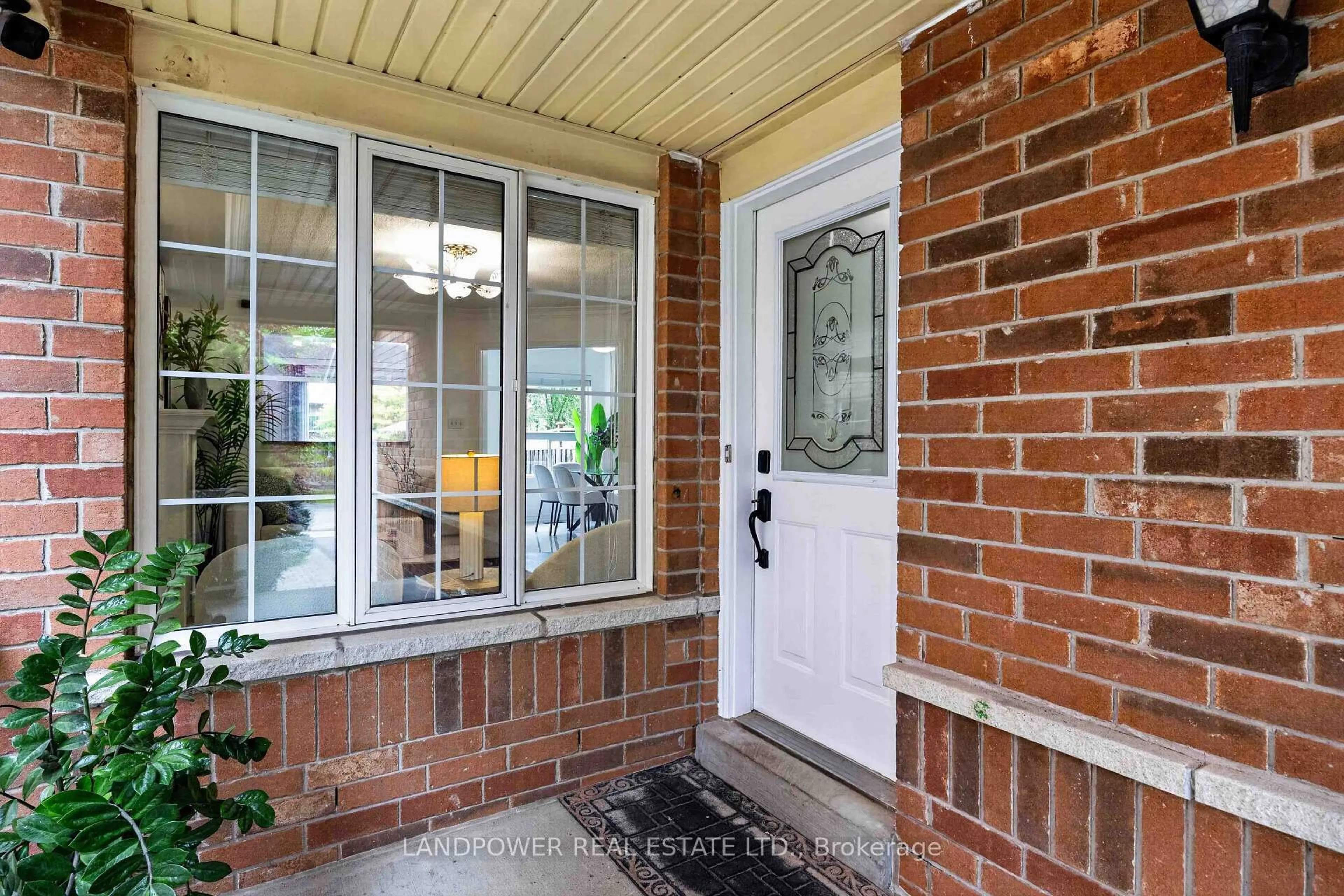 Indoor entryway for 126 Rideau Dr, Richmond Hill Ontario L4B 4P2