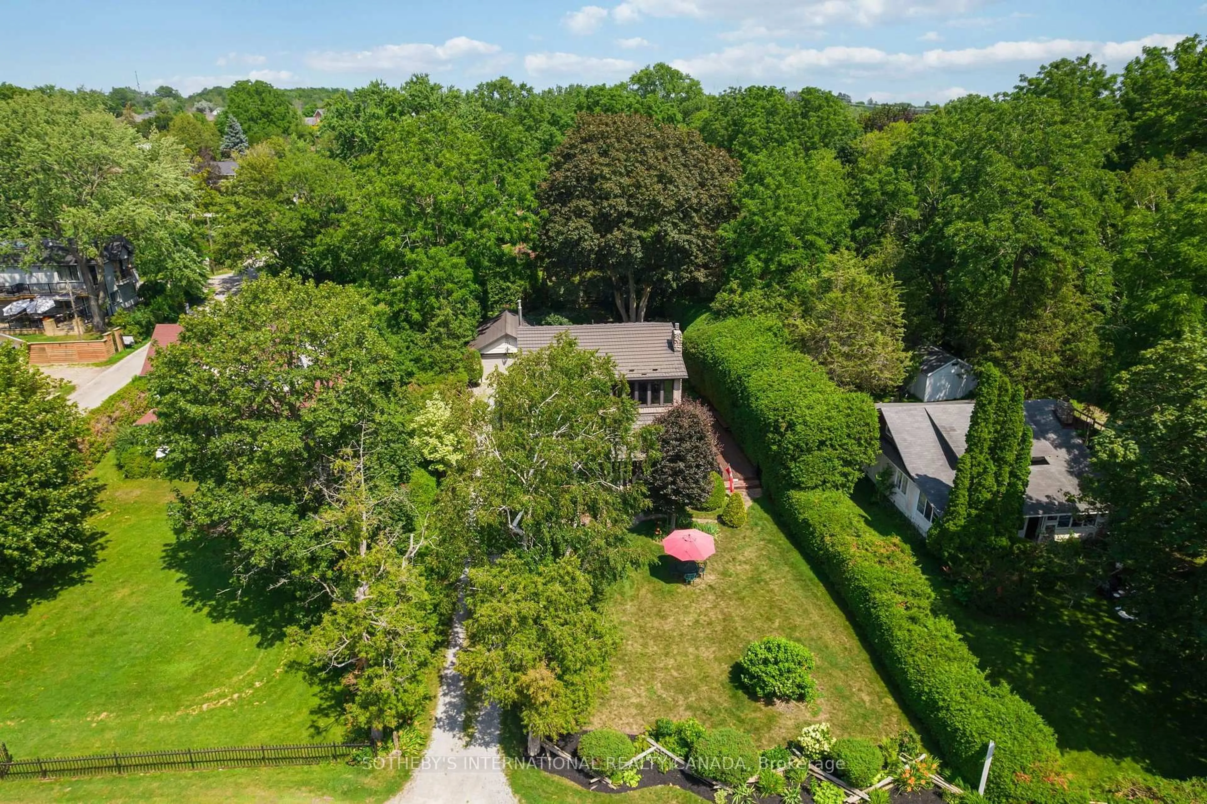 A pic from outside/outdoor area/front of a property/back of a property/a pic from drone, unknown for 171 Lake Dr, Georgina Ontario L4P 3C8