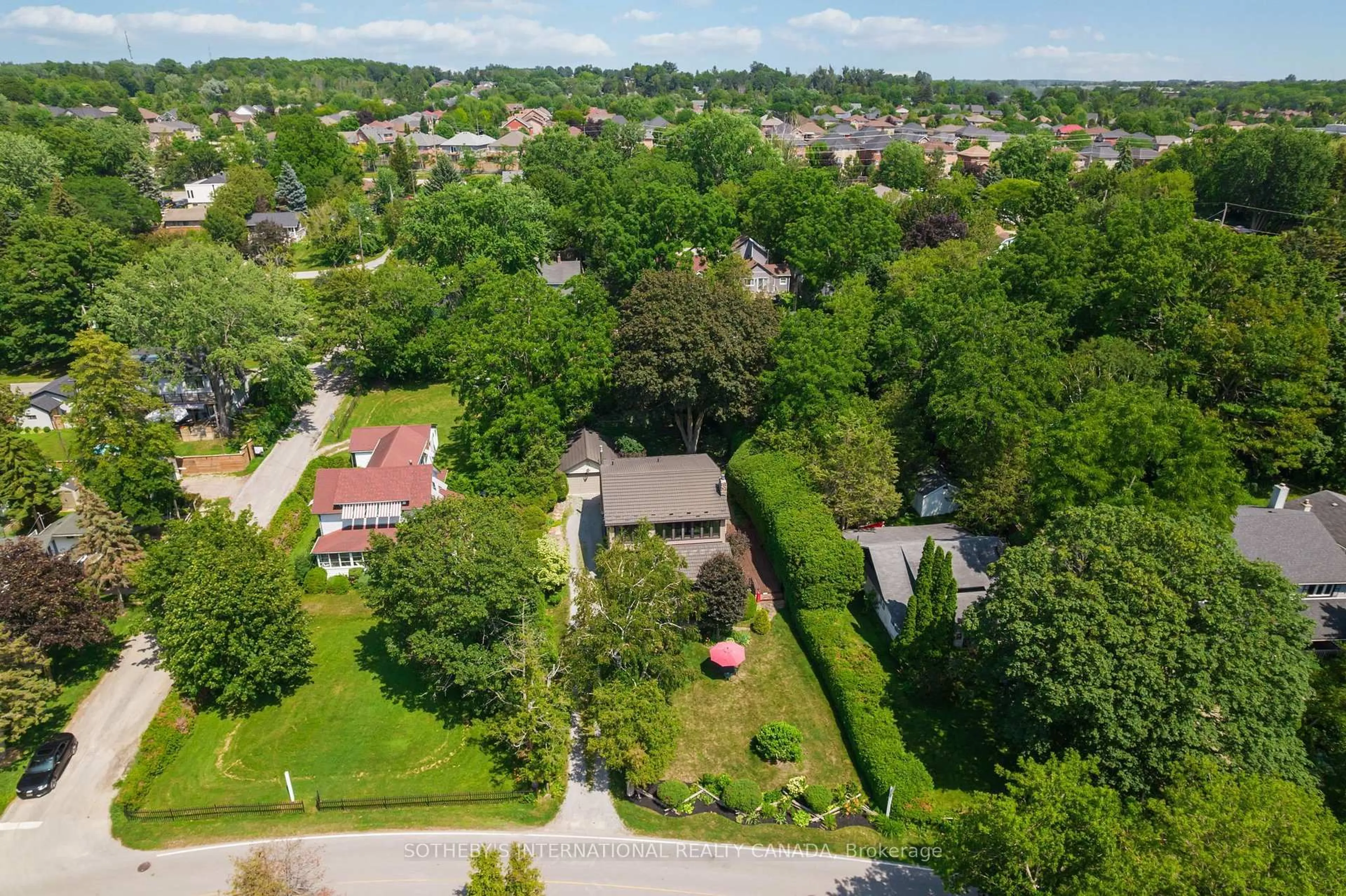 A pic from outside/outdoor area/front of a property/back of a property/a pic from drone, street for 171 Lake Dr, Georgina Ontario L4P 3C8