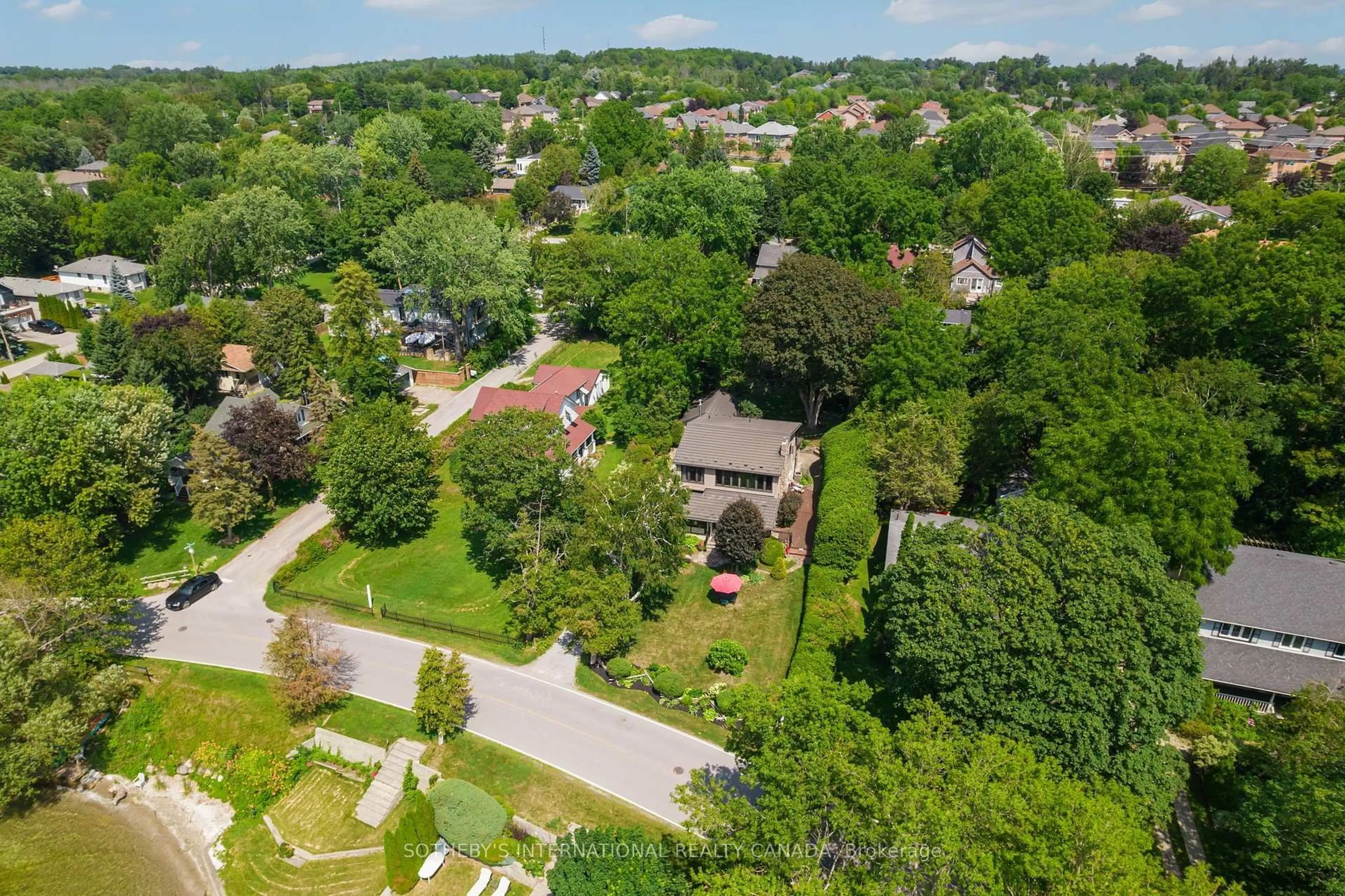 A pic from outside/outdoor area/front of a property/back of a property/a pic from drone, street for 171 Lake Dr, Georgina Ontario L4P 3C8