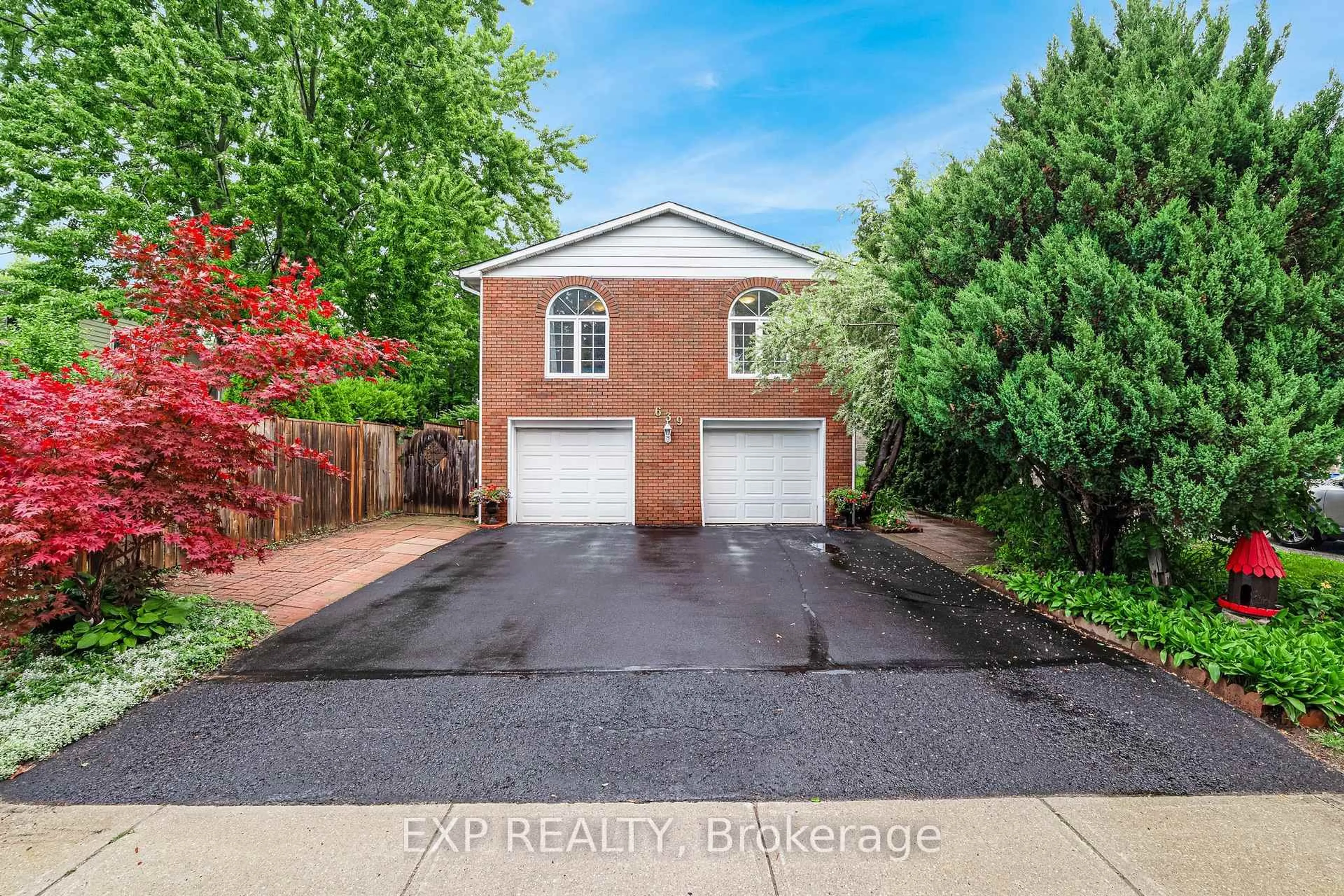 A pic from outside/outdoor area/front of a property/back of a property/a pic from drone, street for 639 Irwin Cres, Newmarket Ontario L3Y 5A1