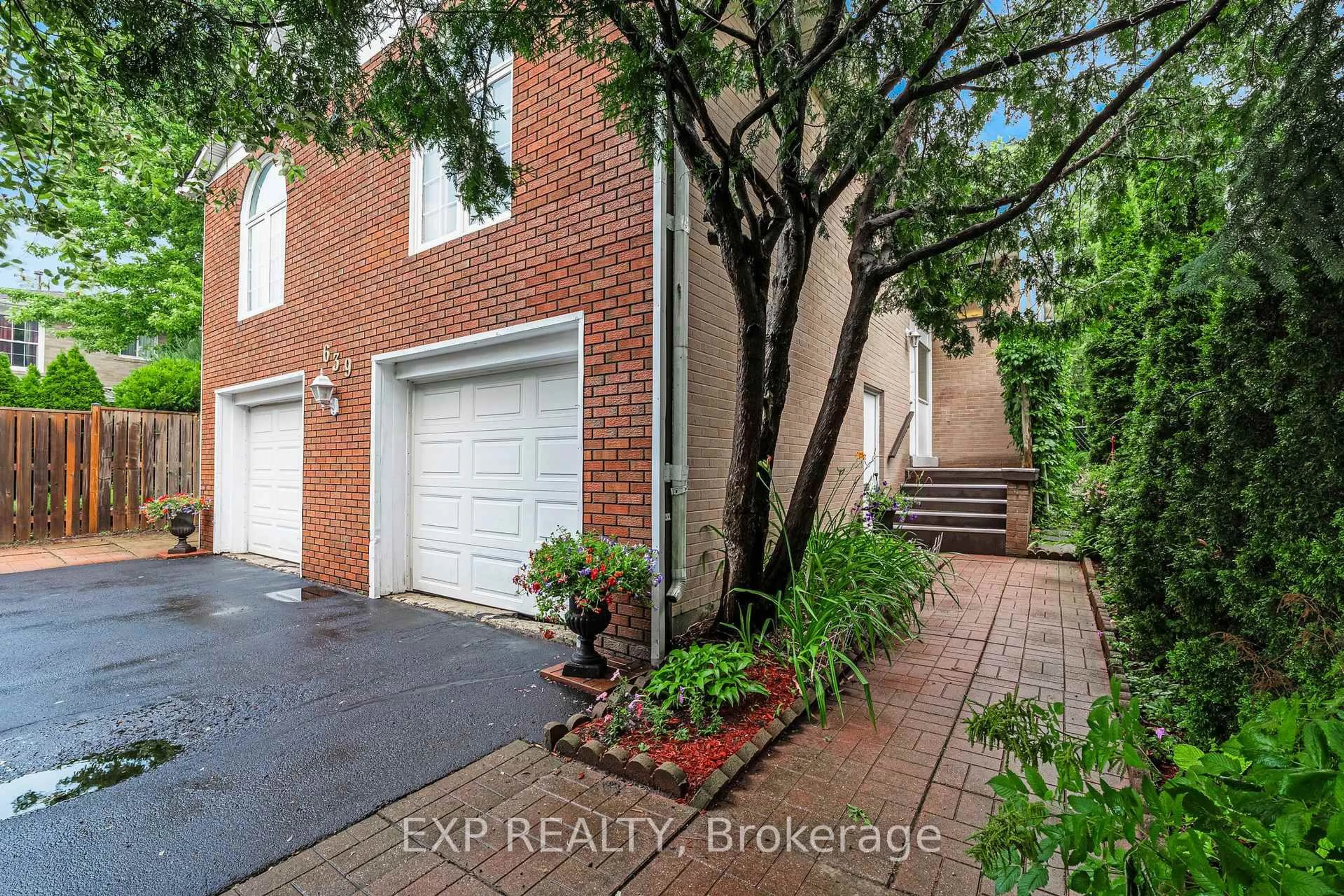 Home with brick exterior material, street for 639 Irwin Cres, Newmarket Ontario L3Y 5A1