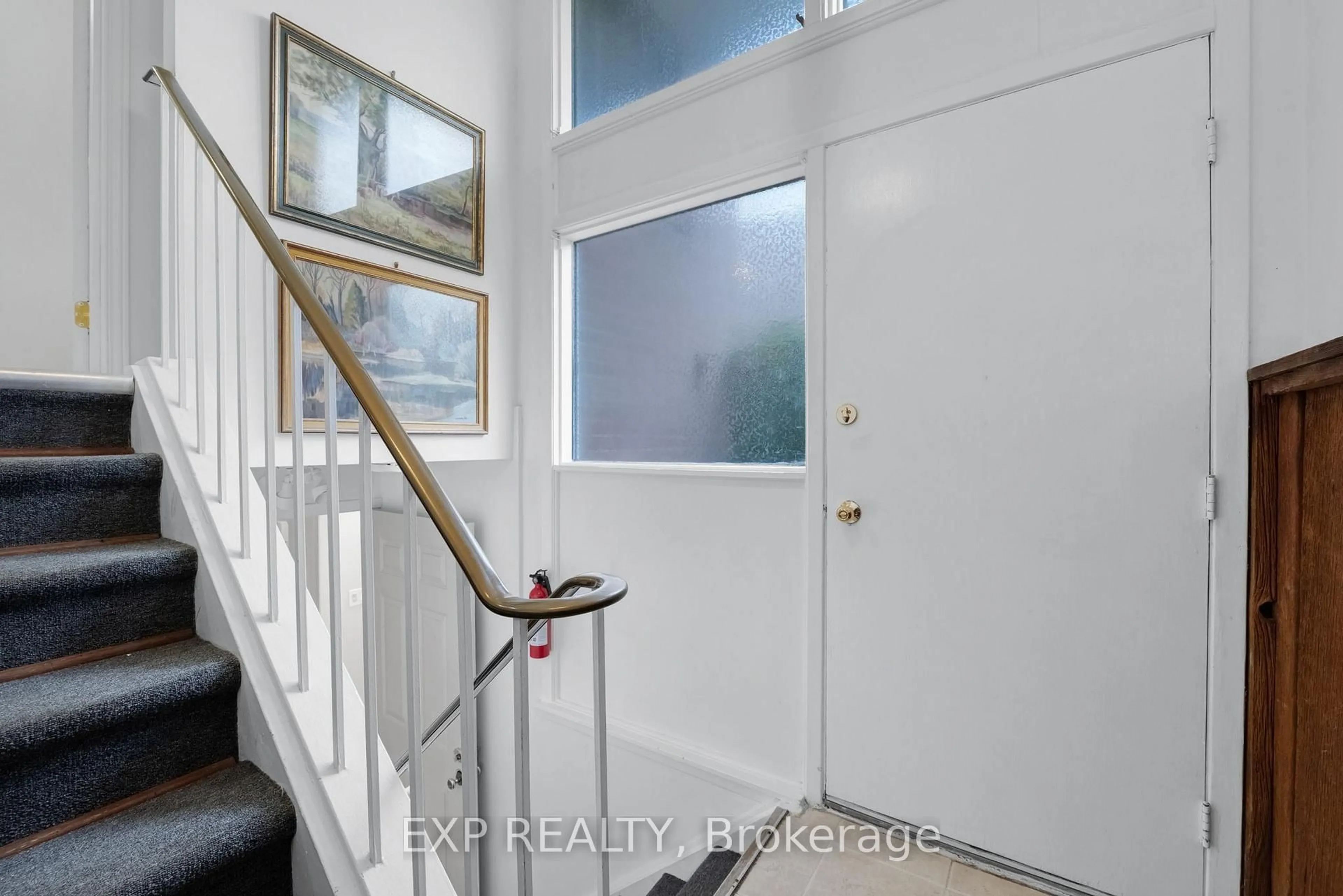 Indoor entryway for 639 Irwin Cres, Newmarket Ontario L3Y 5A1