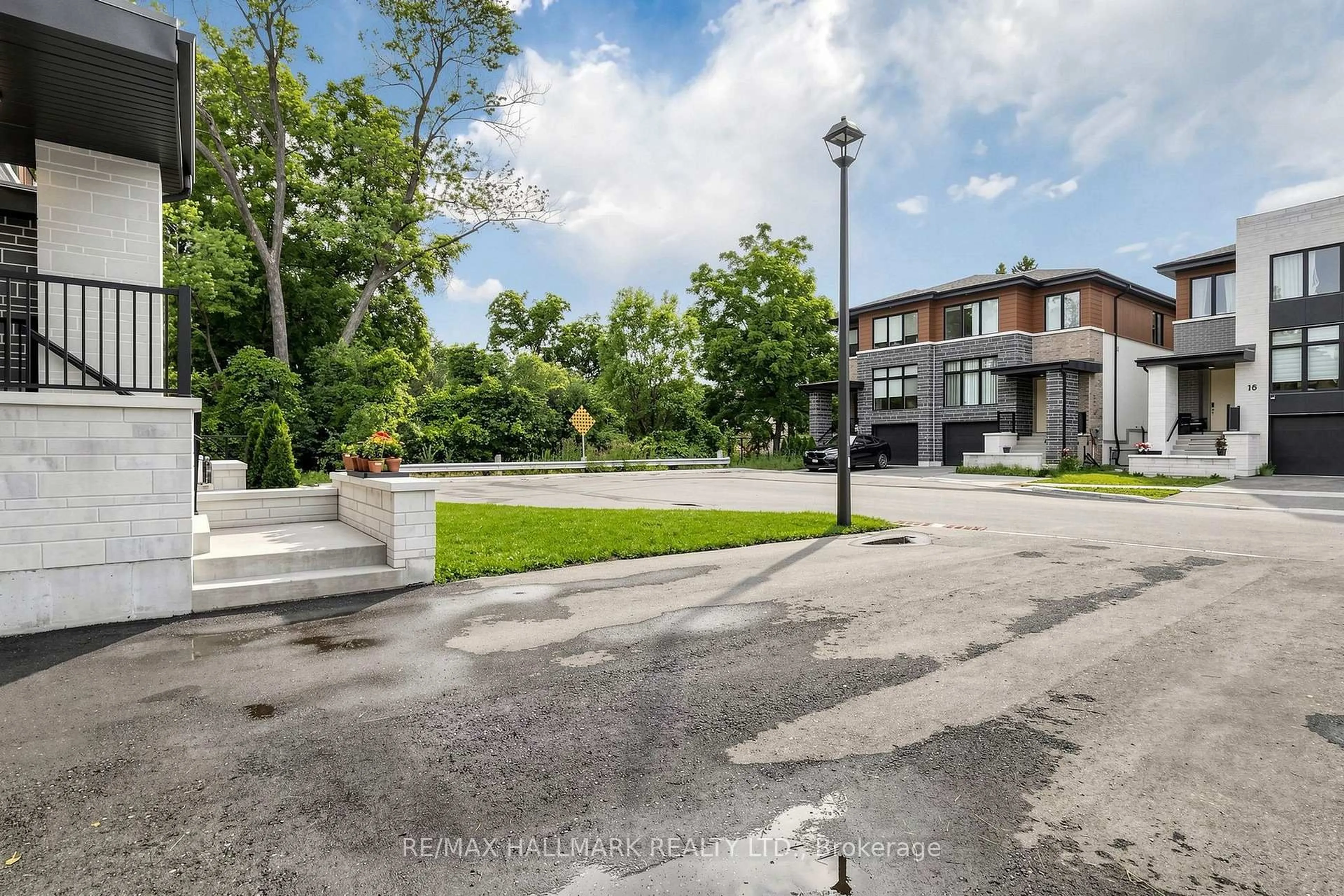 A pic from outside/outdoor area/front of a property/back of a property/a pic from drone, street for 15 Direzze Crt, Richmond Hill Ontario L4C 5T8