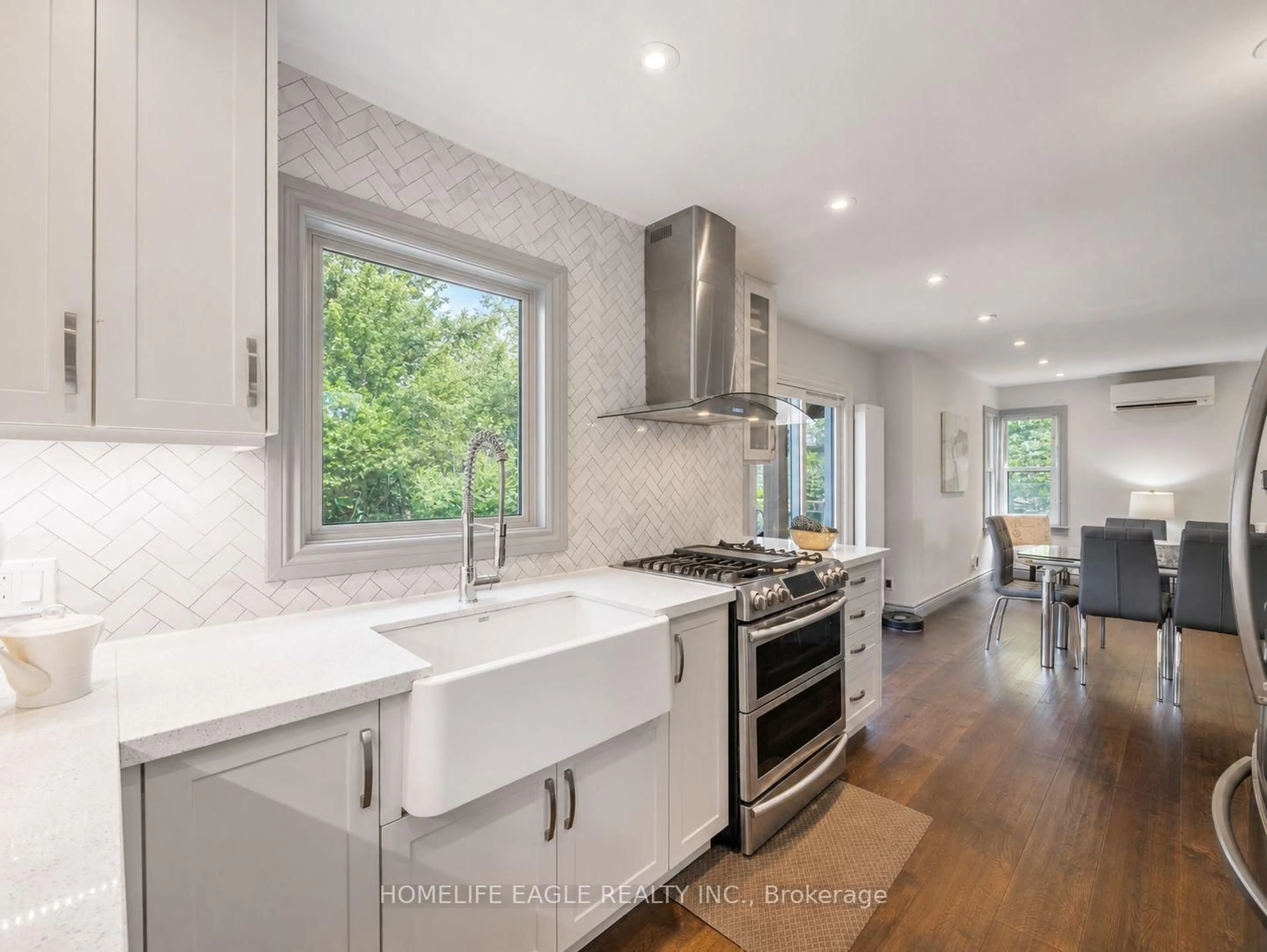 Open concept kitchen, ceramic/tile floor for 261 Richmond St, Richmond Hill Ontario L4C 3Y9