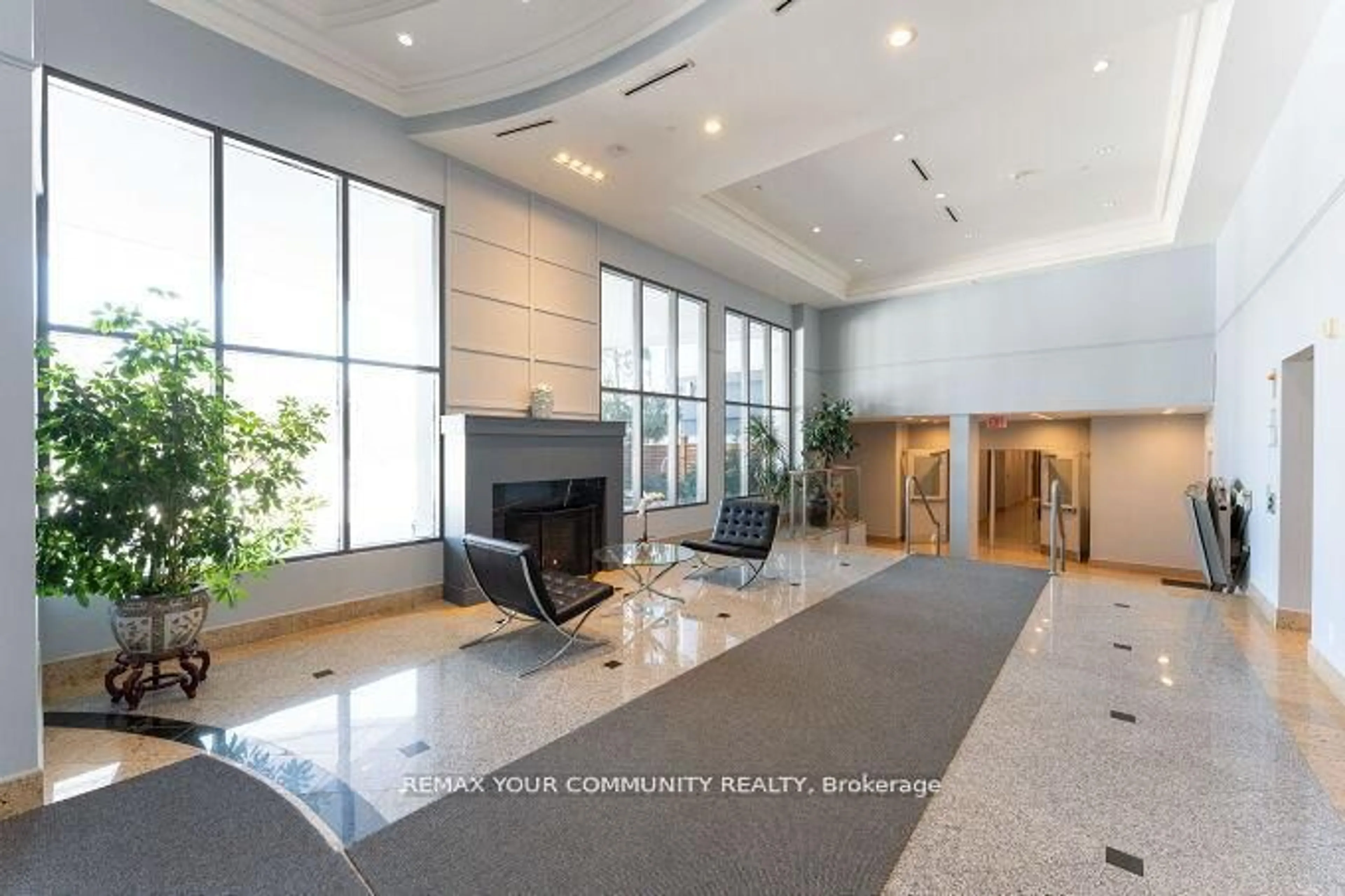 Indoor foyer for 11121 Yonge St #519, Richmond Hill Ontario L4C 0S7