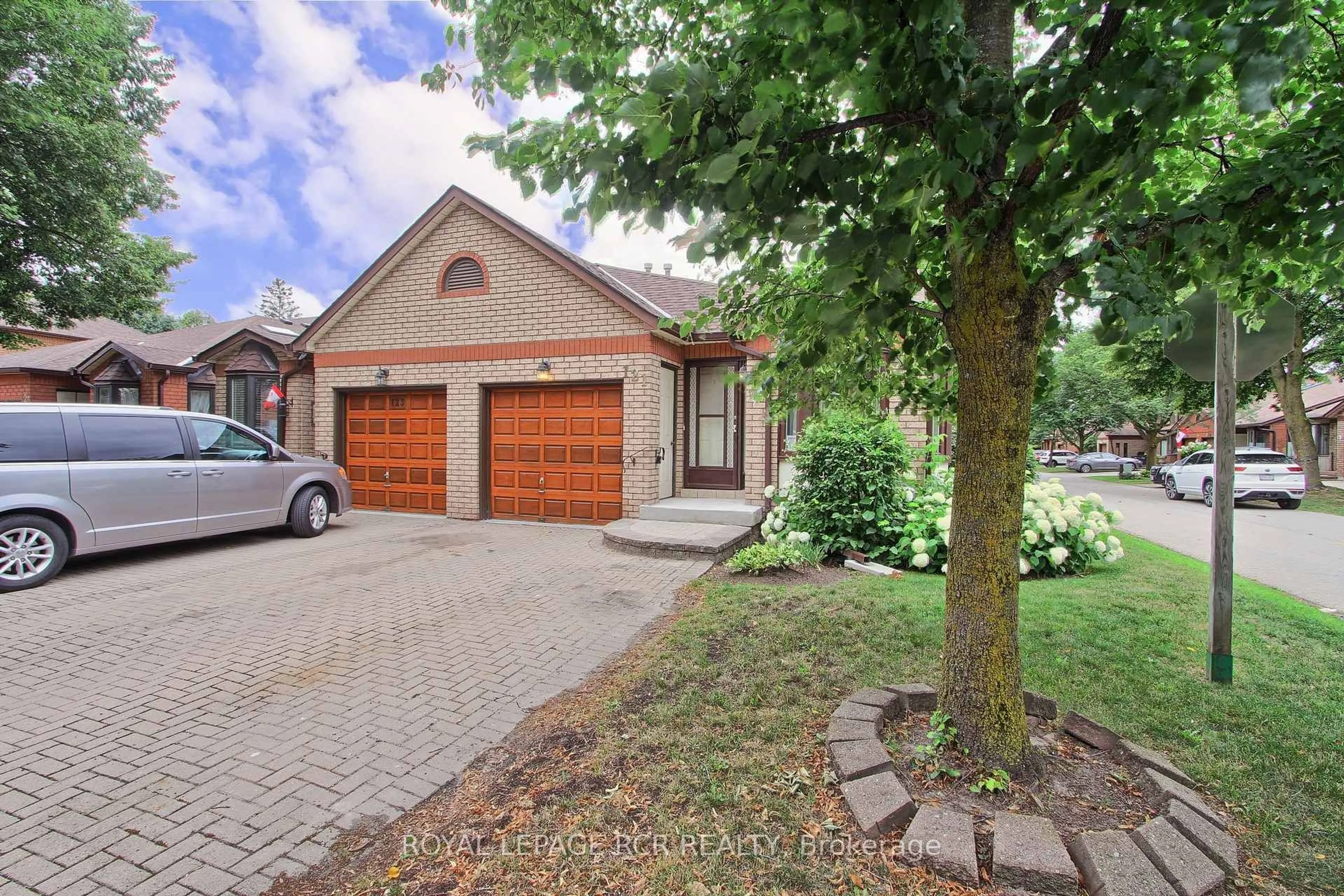 Home with brick exterior material, street for 121 Green Briar Rd #16, New Tecumseth Ontario L9R 1S5