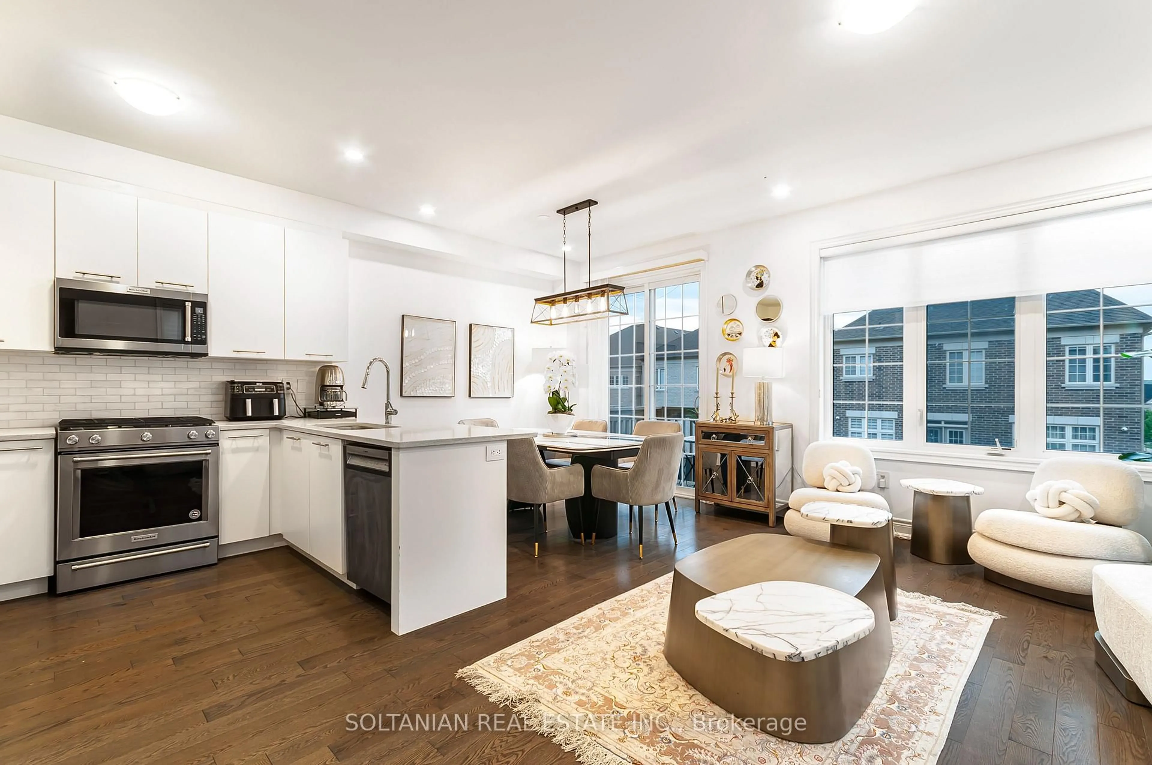Open concept kitchen, unknown for 18 Drizzel Cres, Richmond Hill Ontario L4E 1G8