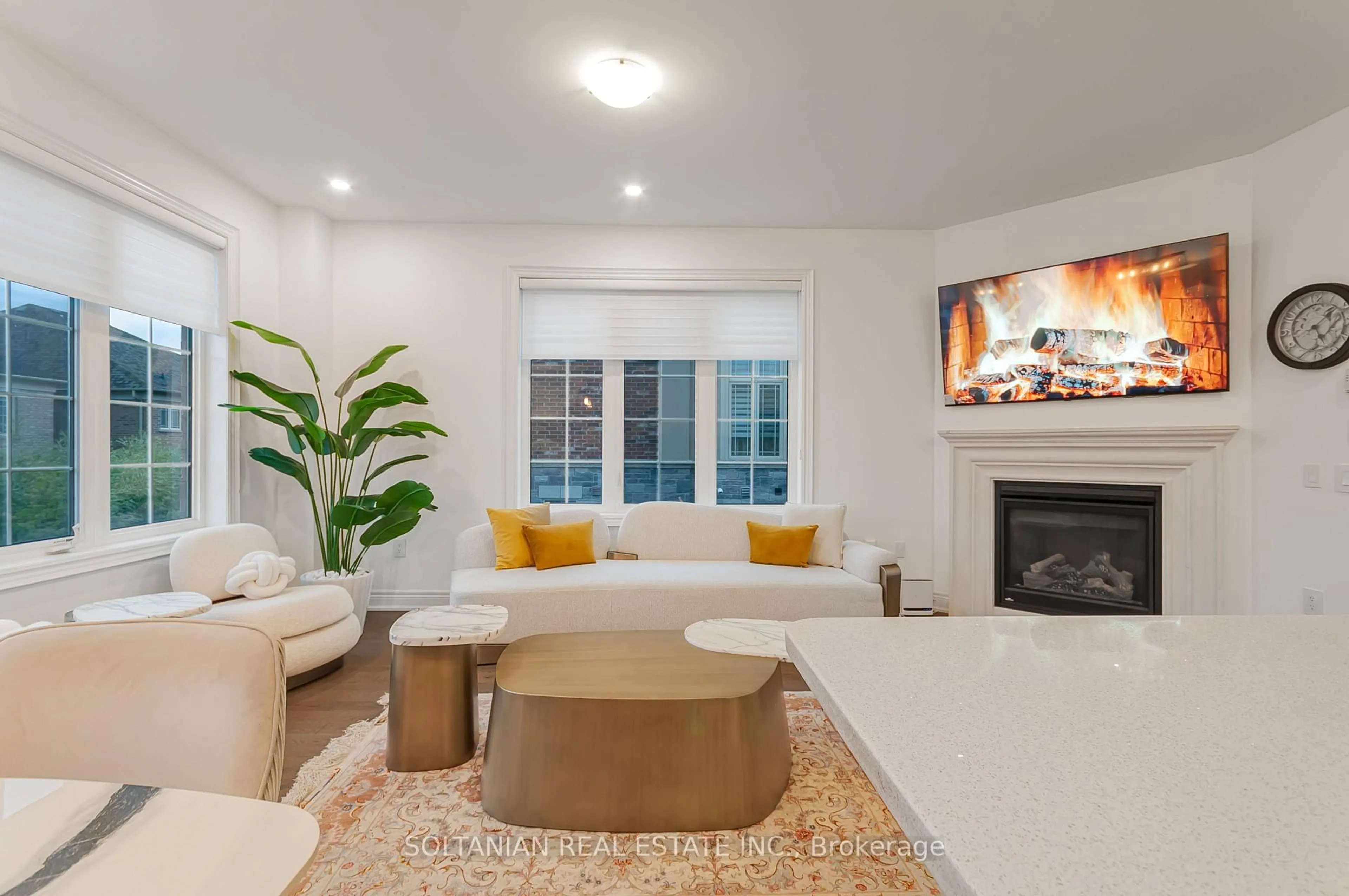 Living room with furniture, unknown for 18 Drizzel Cres, Richmond Hill Ontario L4E 1G8