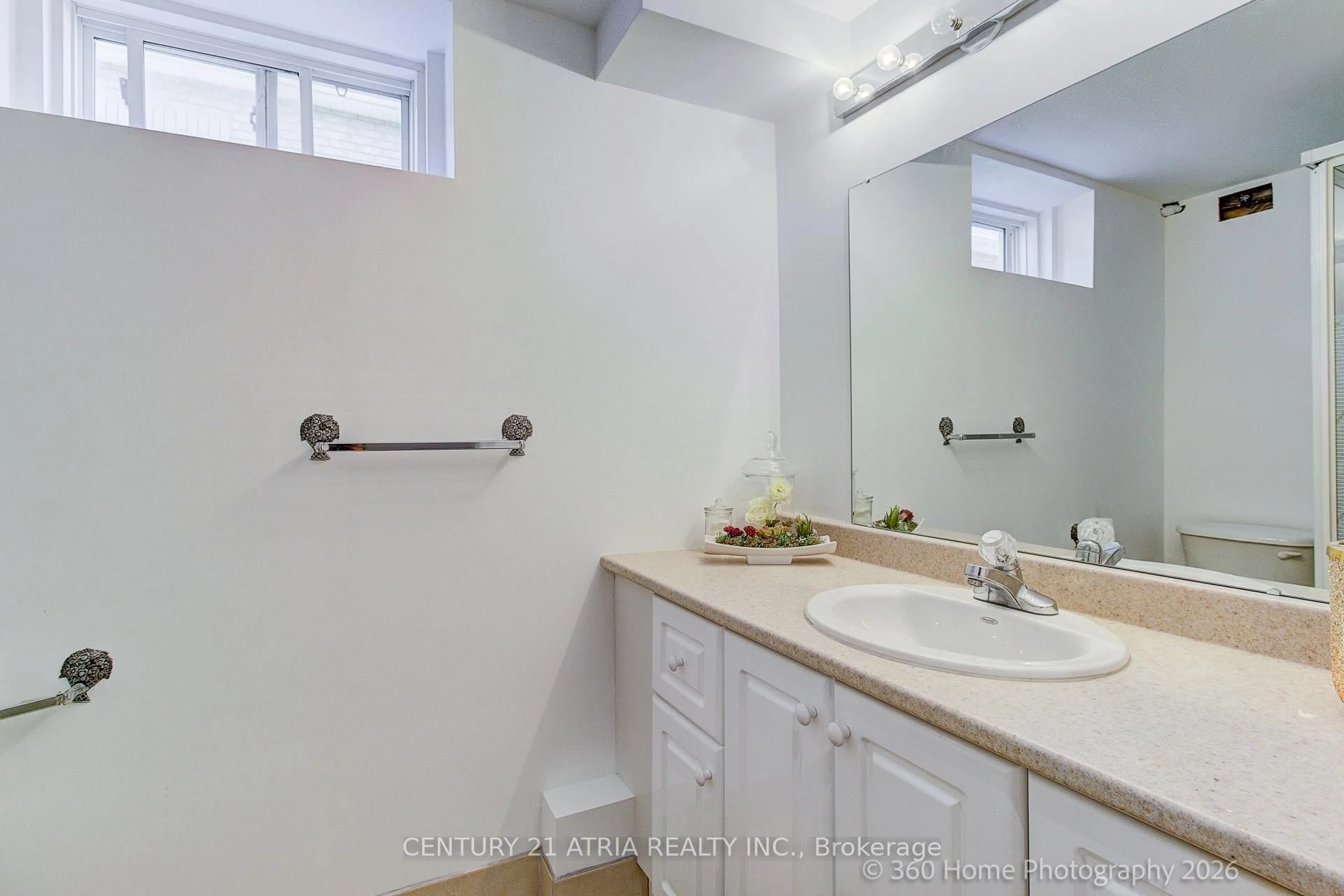 Standard bathroom, ceramic/tile floor for 176 Laurentian Blvd, Vaughan Ontario L6A 2V6
