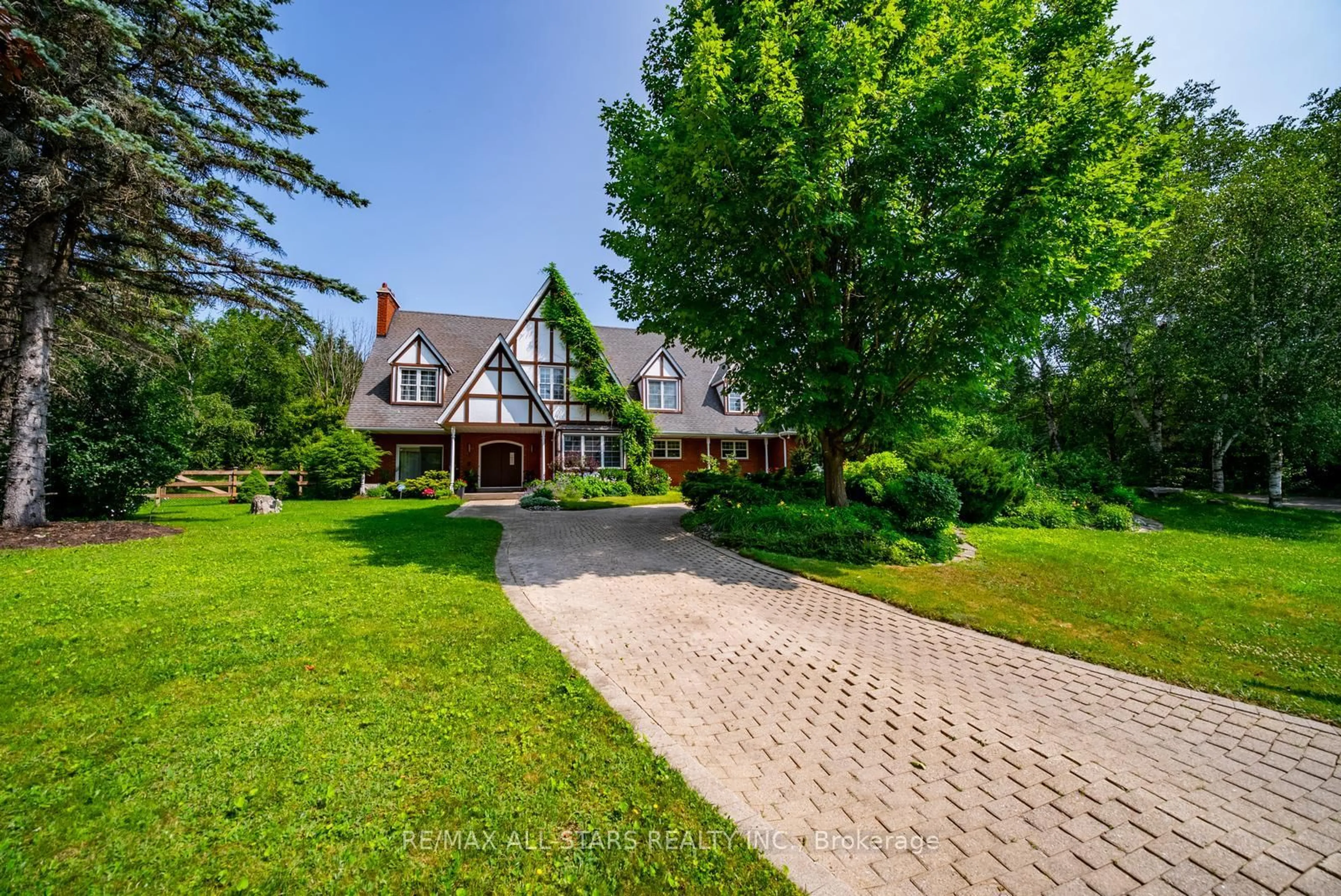 A pic from outside/outdoor area/front of a property/back of a property/a pic from drone, street for 23 Forfardale Rd, Whitchurch-Stouffville Ontario L4A 7X3