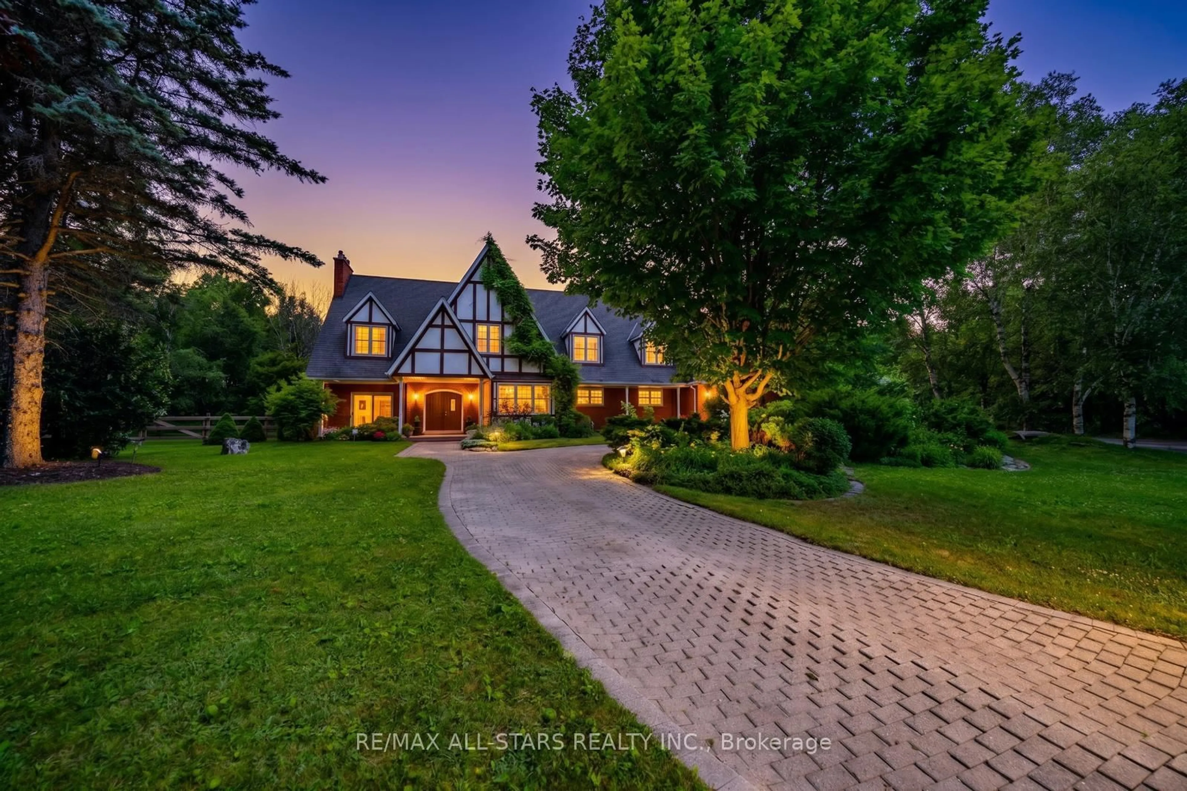 A pic from outside/outdoor area/front of a property/back of a property/a pic from drone, unknown for 23 Forfardale Rd, Whitchurch-Stouffville Ontario L4A 7X3