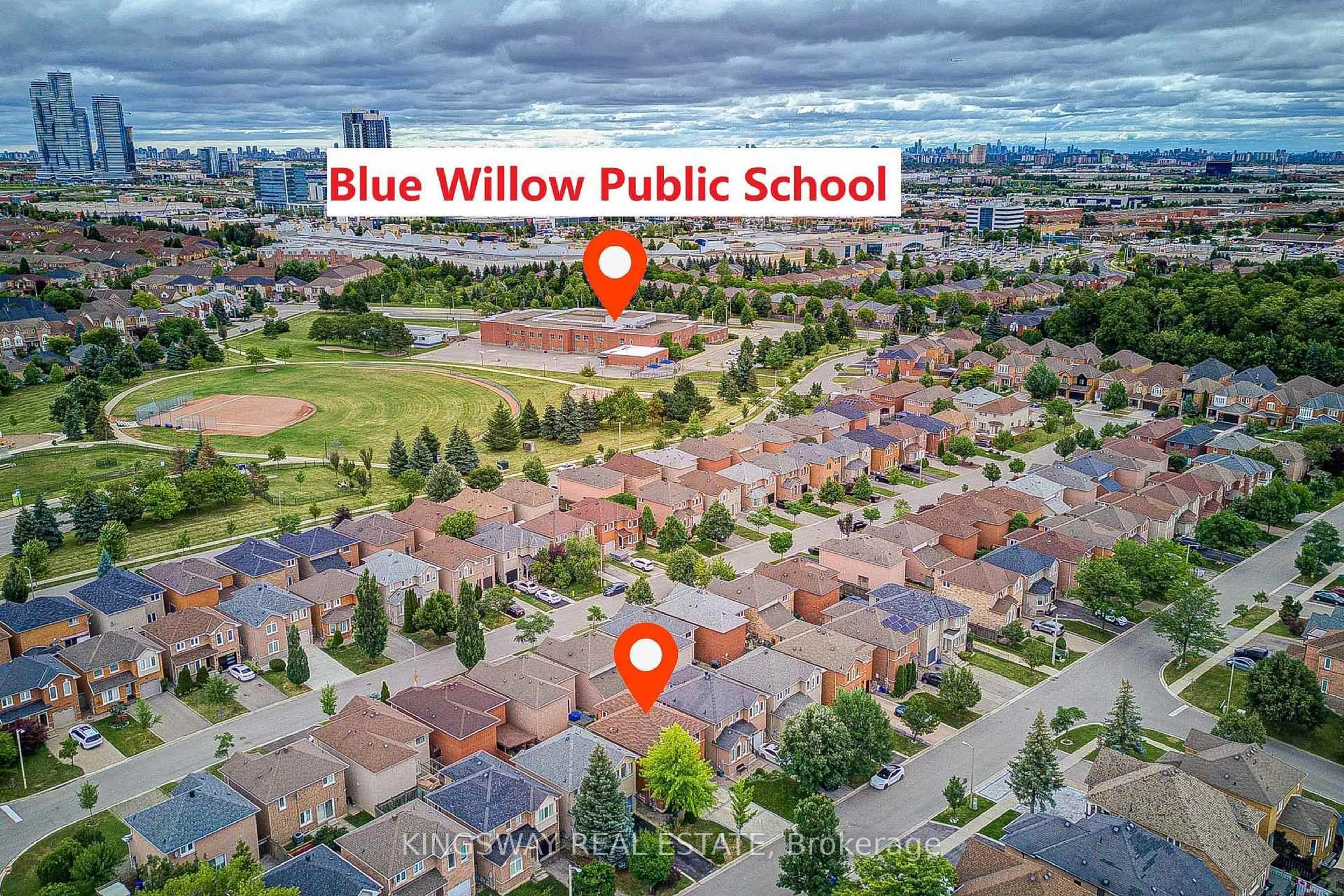 A pic from outside/outdoor area/front of a property/back of a property/a pic from drone, street for 166 Matthew Dr, Vaughan Ontario L4L 9B1