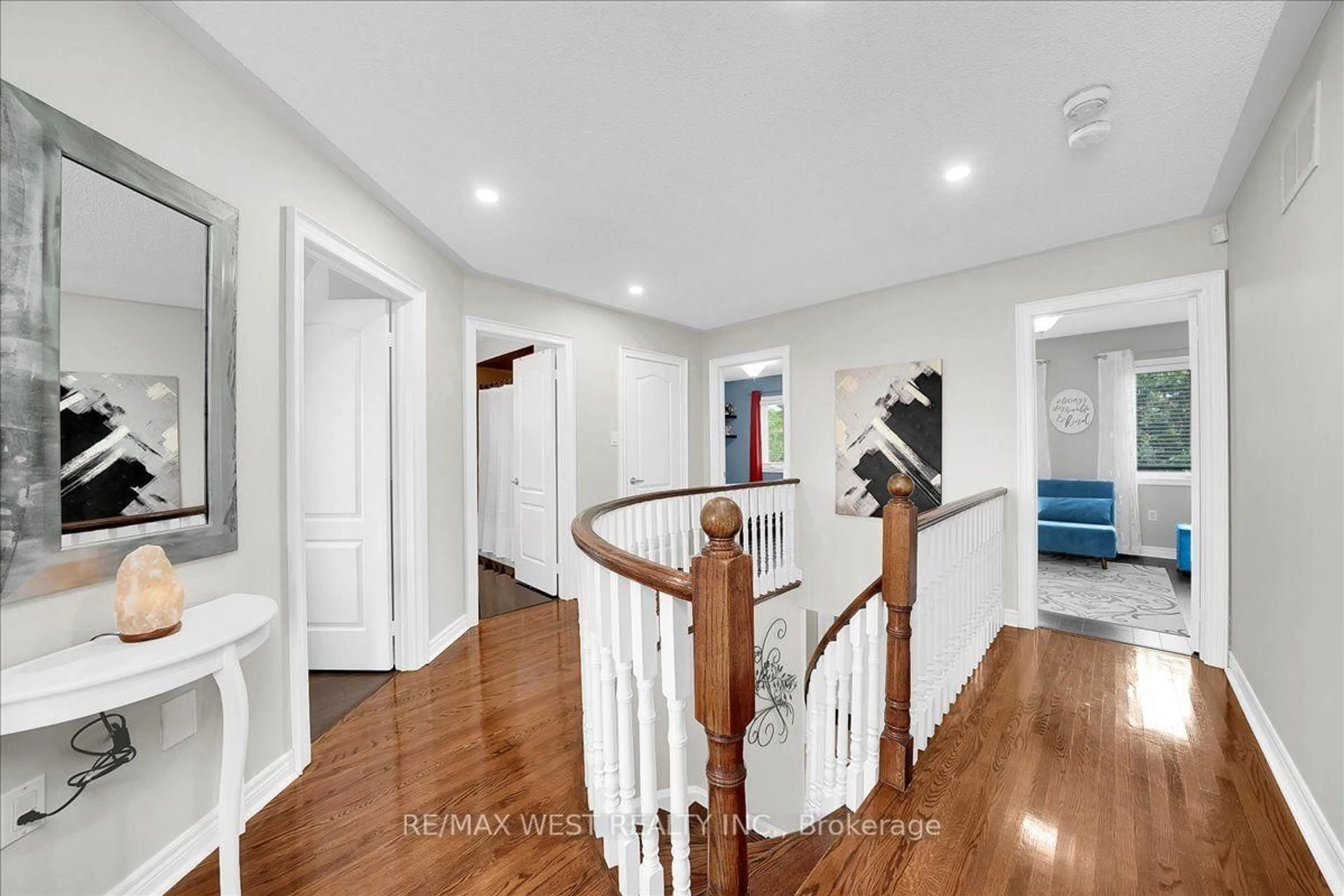 Indoor foyer for 107 Wildhaven Cres, Vaughan Ontario L6A 2G8