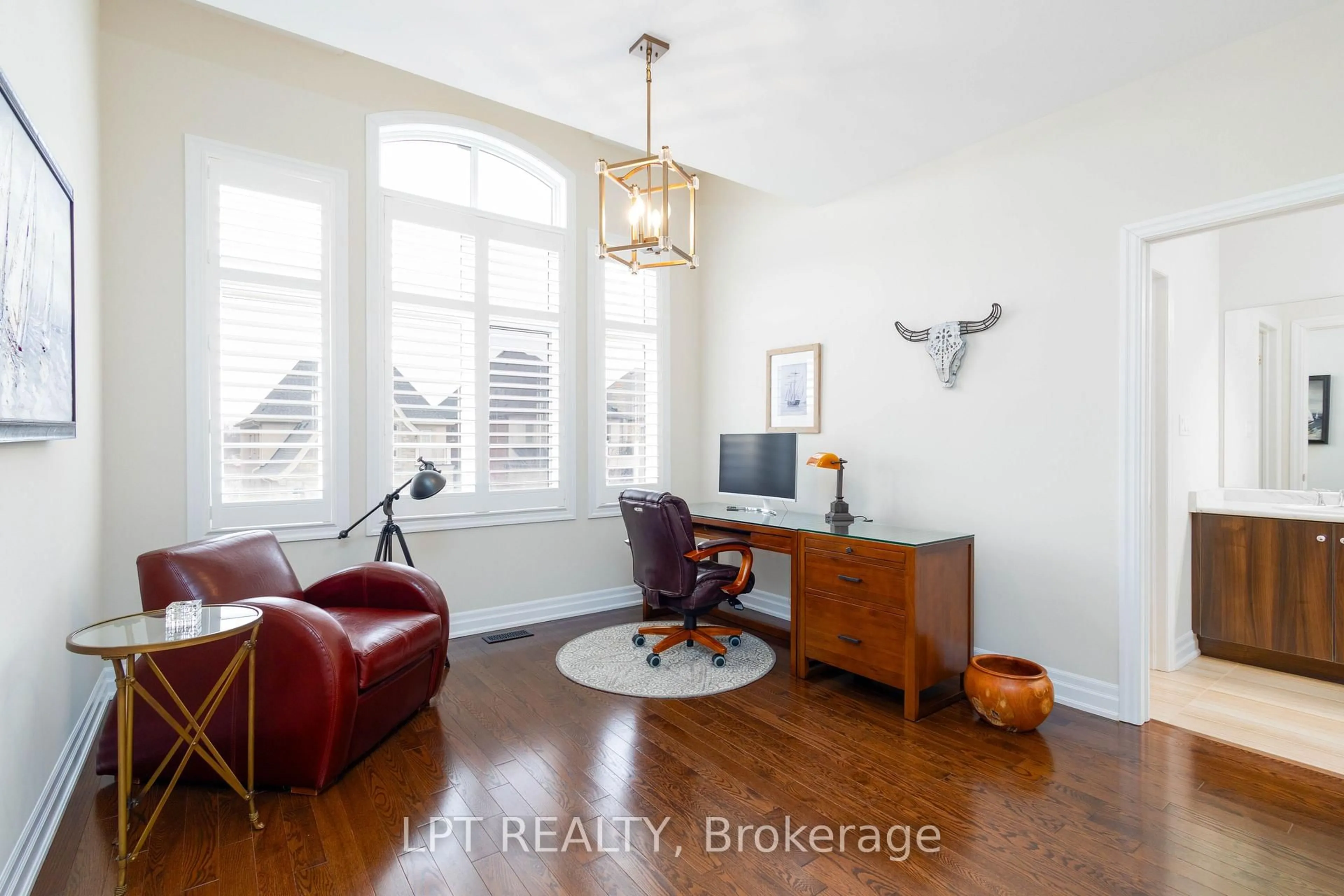 Living room with furniture, wood/laminate floor for 113 Burns Blvd, King Ontario L7B 0M5