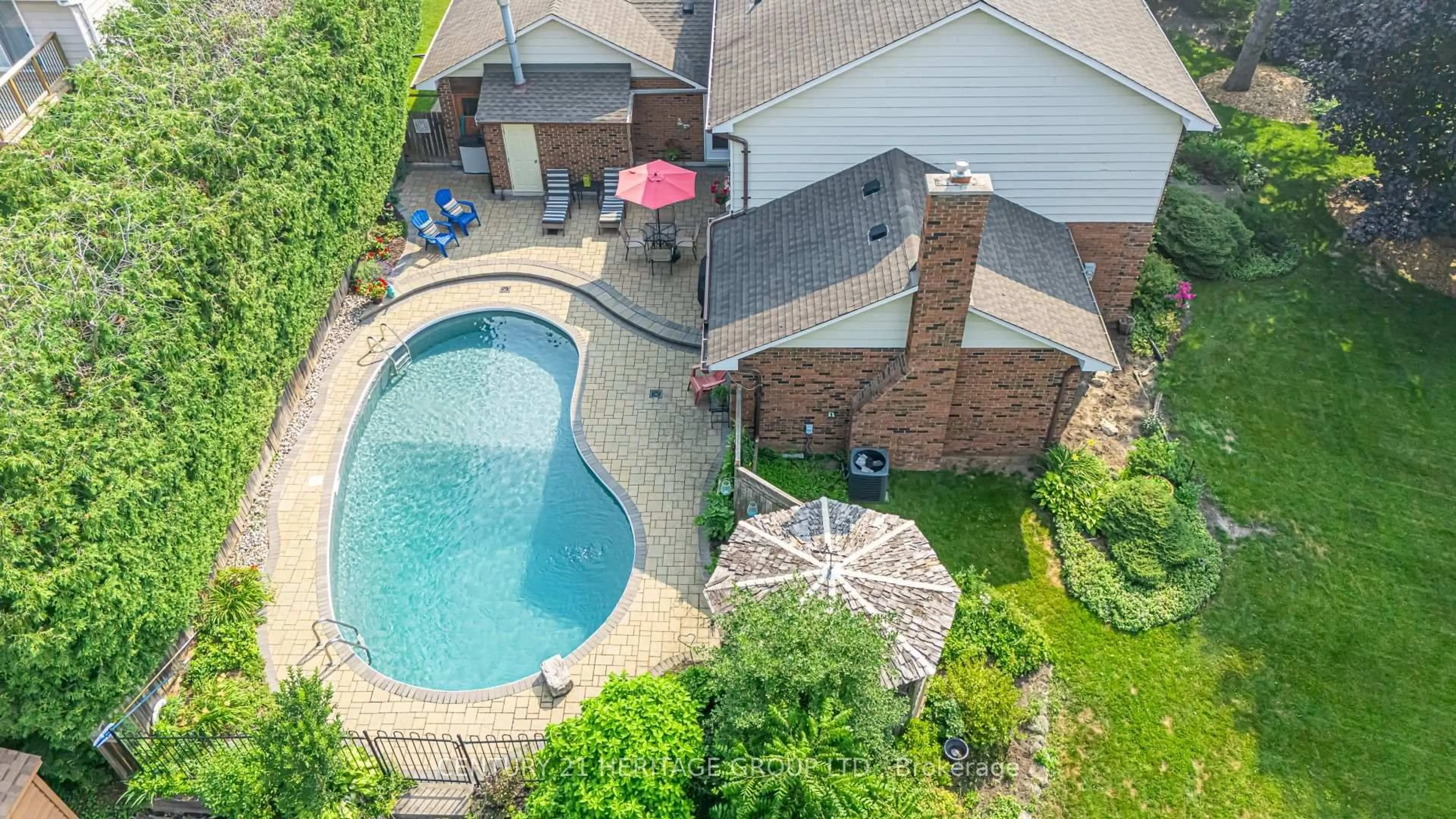 A pic from outside/outdoor area/front of a property/back of a property/a pic from drone, water/lake/river/ocean view for 25 Grant Crt, East Gwillimbury Ontario L9N 0Z3