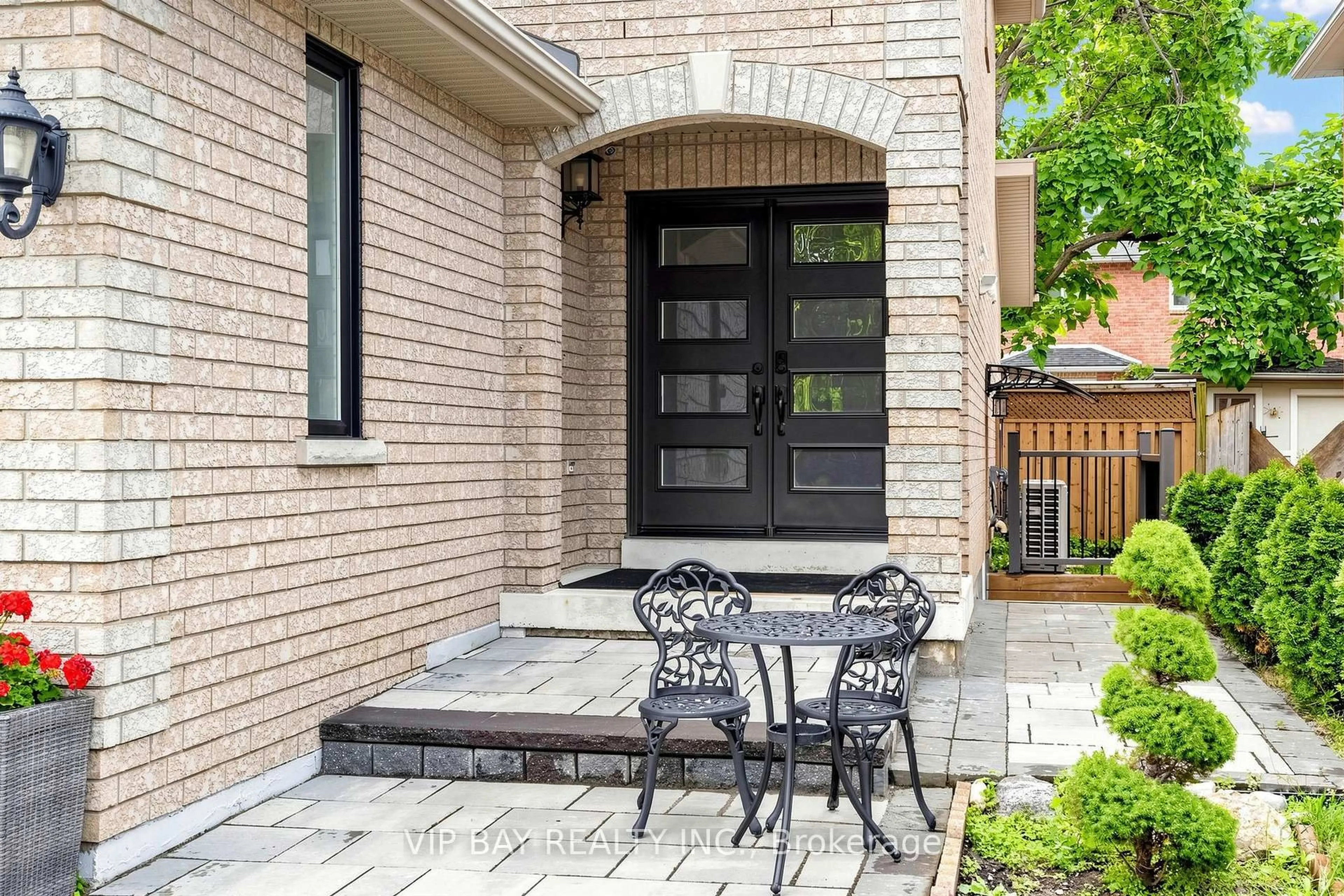 Home with brick exterior material, street for 77 Amberview Dr, Georgina Ontario L4P 3Y3