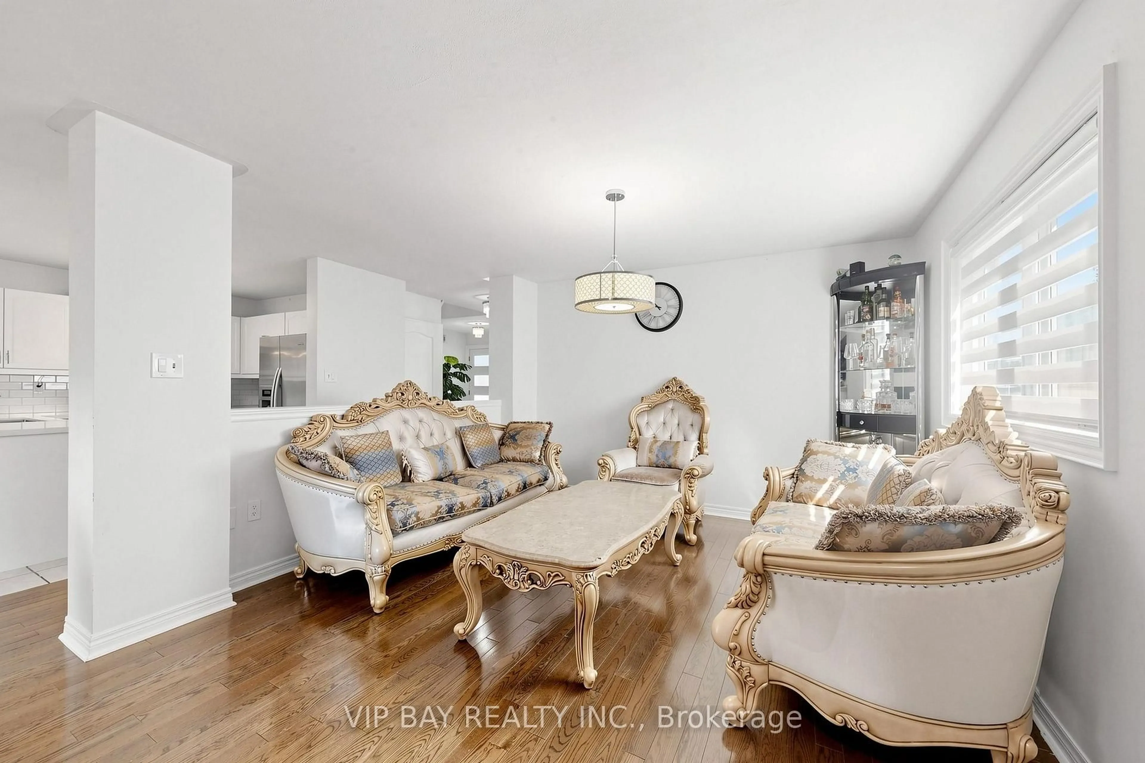Living room with furniture, wood/laminate floor for 77 Amberview Dr, Georgina Ontario L4P 3Y3