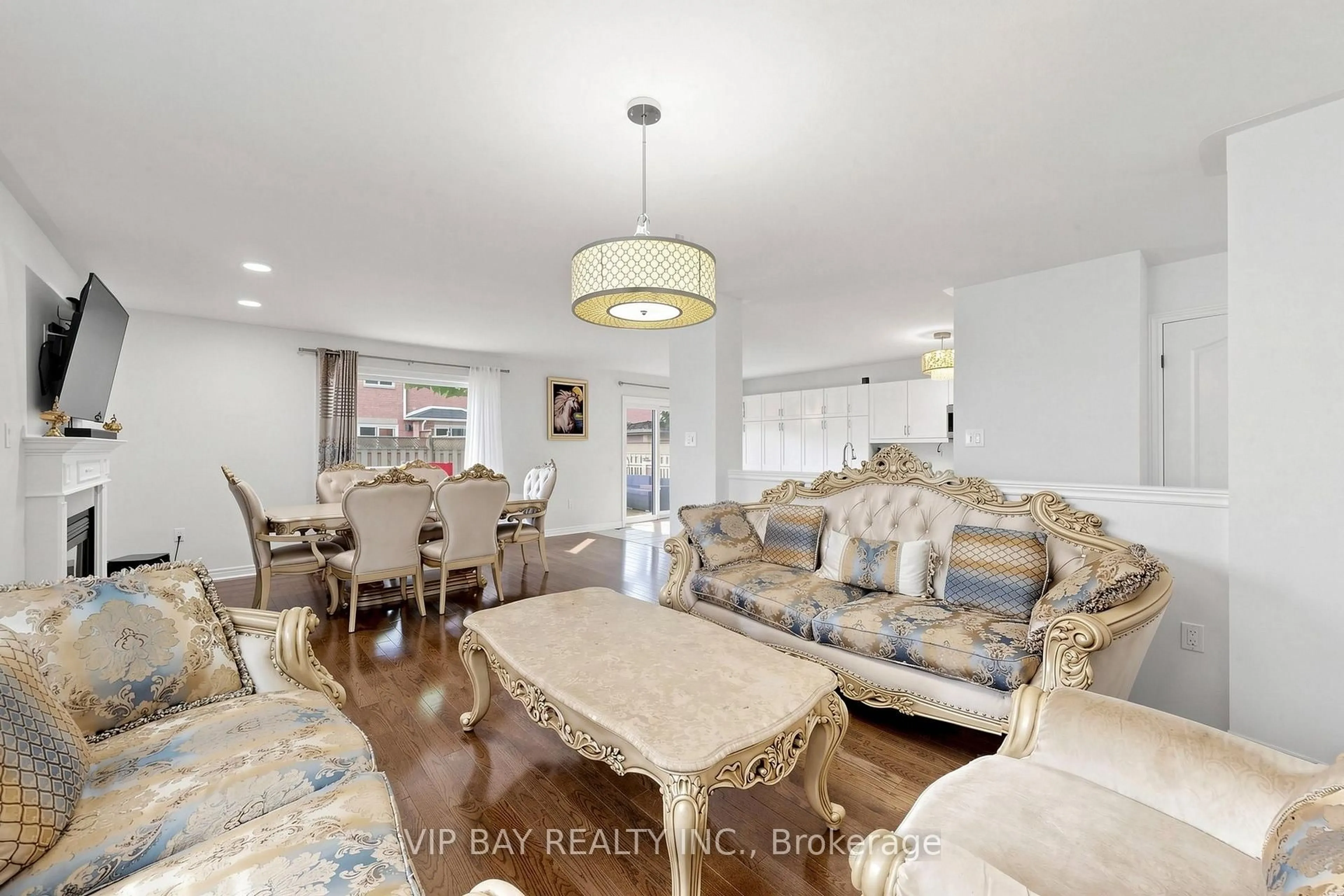 Living room with furniture, wood/laminate floor for 77 Amberview Dr, Georgina Ontario L4P 3Y3