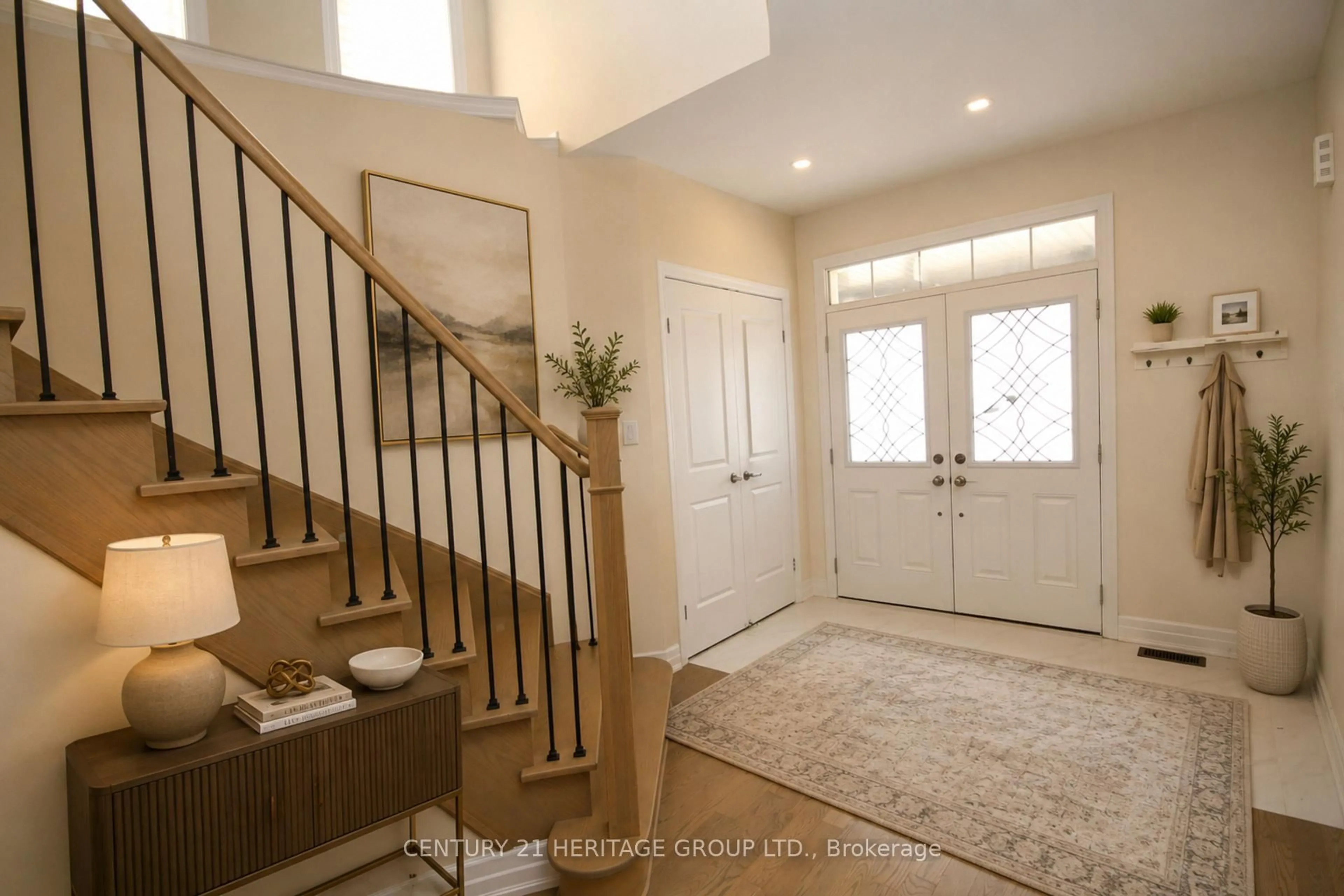 Indoor entryway for 83 Kingknoll Cres, Georgina Ontario L4P 0H8
