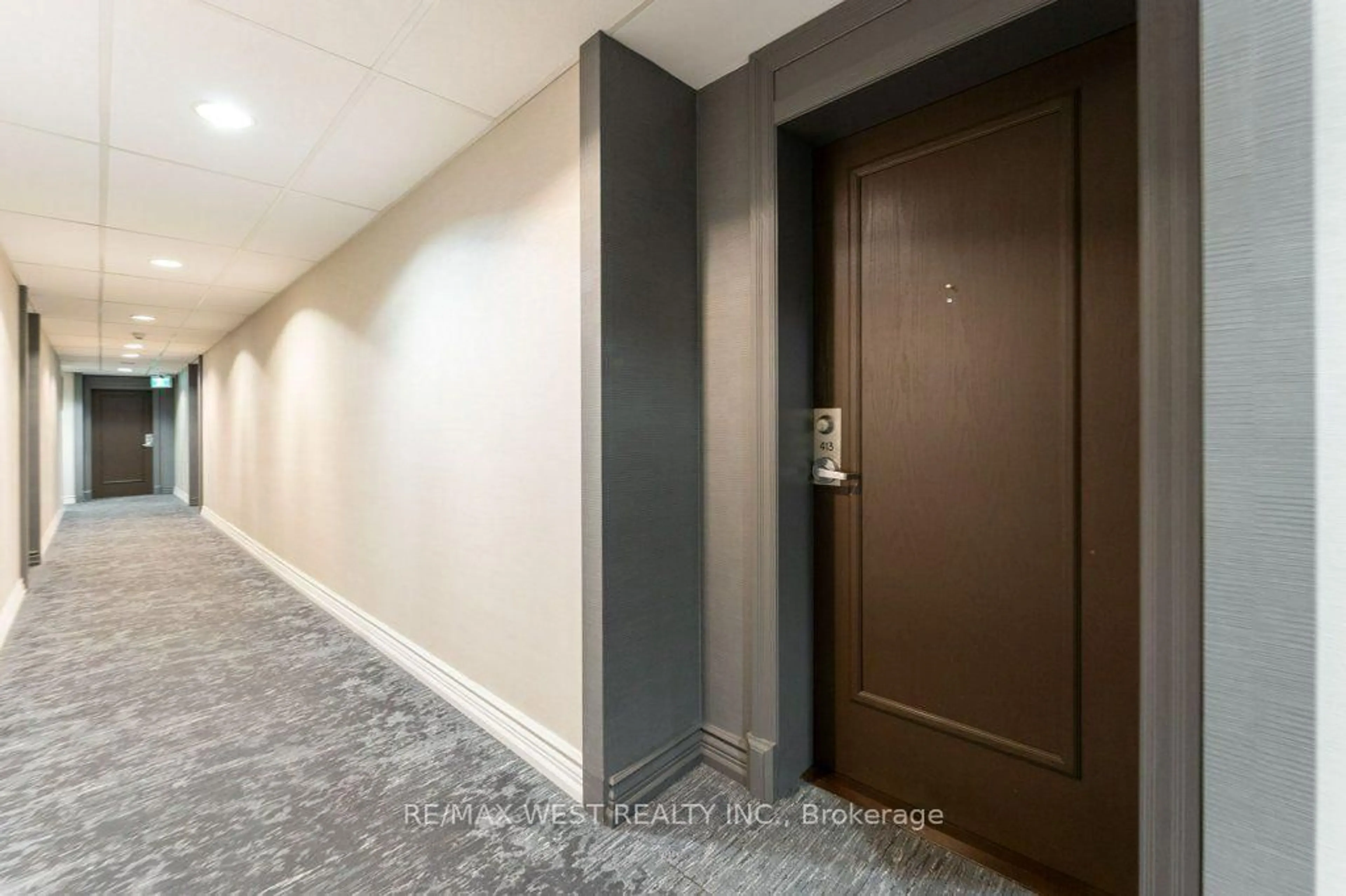 Indoor foyer for 4620 Highway 7 Ave #PH 413, Vaughan Ontario L4L 0B3