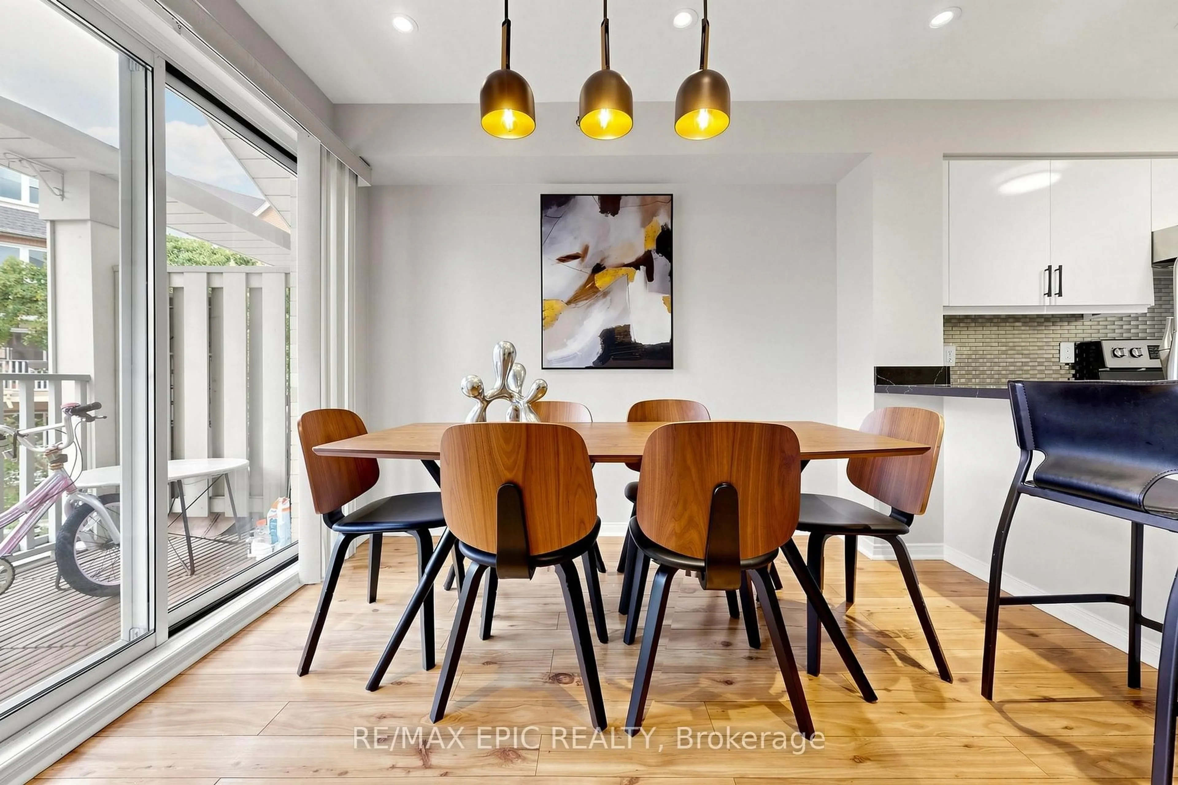 Dining room, wood/laminate floor for 75 Weldrick Rd #732, Richmond Hill Ontario L4C 0H9