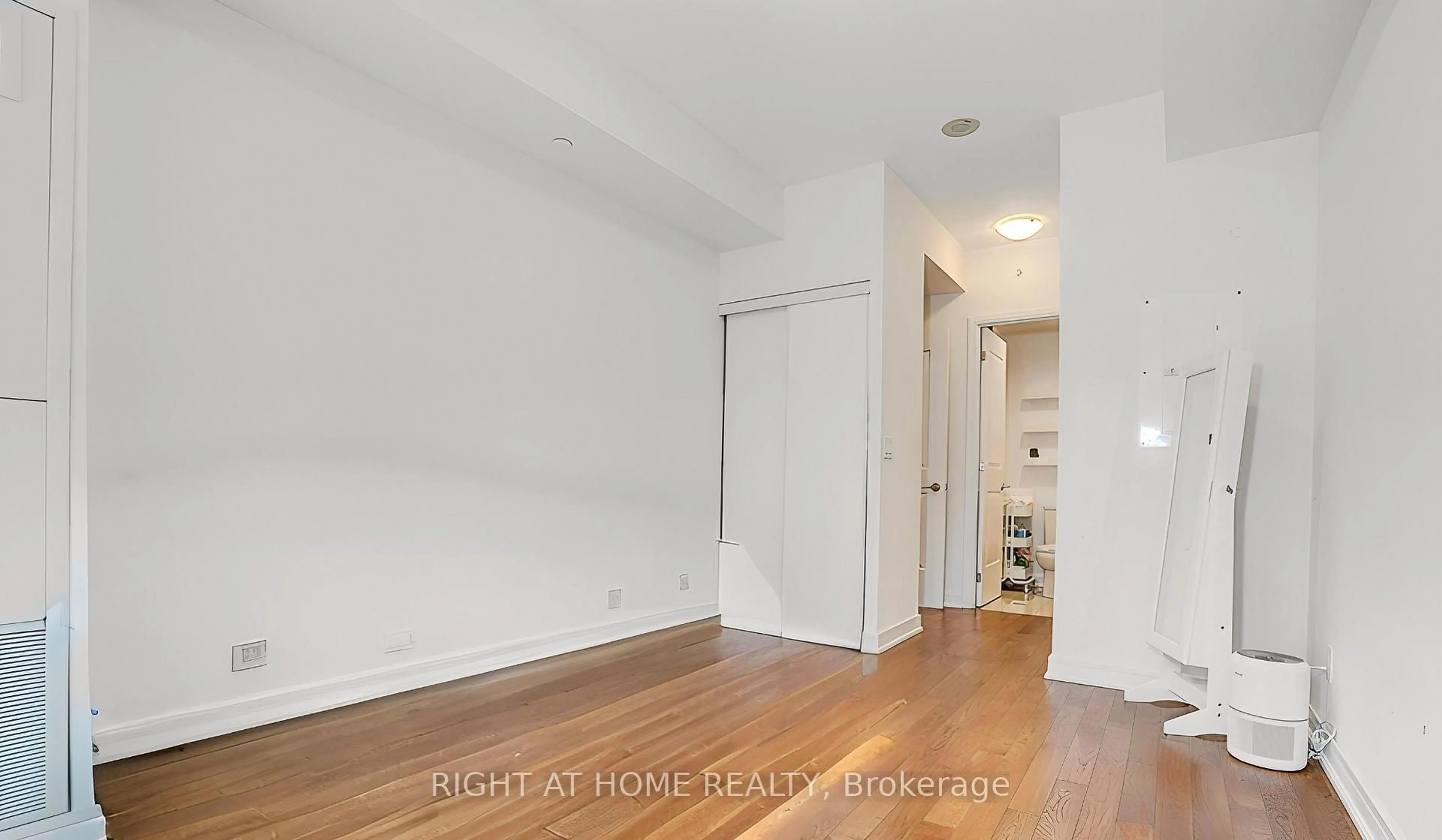 A pic of a room for 9201 YONGE St #205, Richmond Hill Ontario L4C 1H9