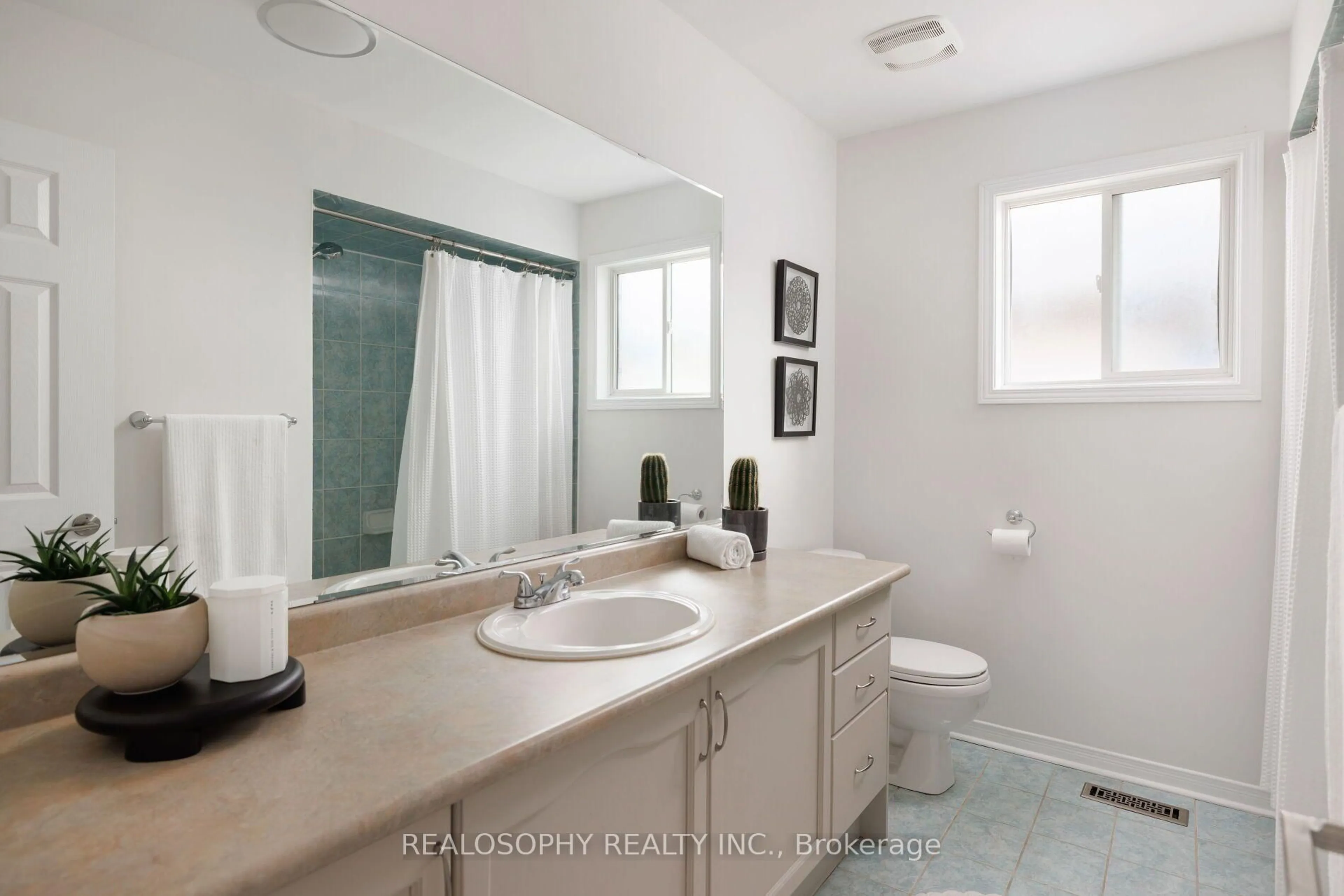 Standard bathroom, ceramic/tile floor for 55 Dylan St, Vaughan Ontario L4H 2X5