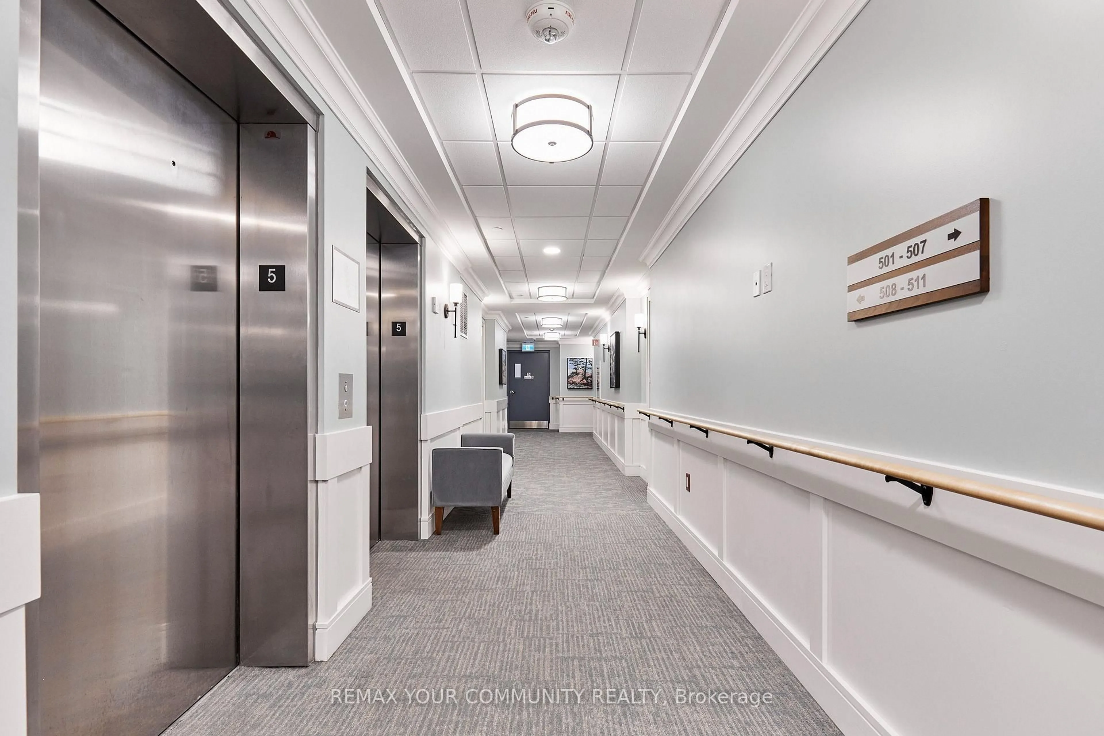 Indoor foyer for 440 William Graham Dr #511, Aurora Ontario L4G 1X5