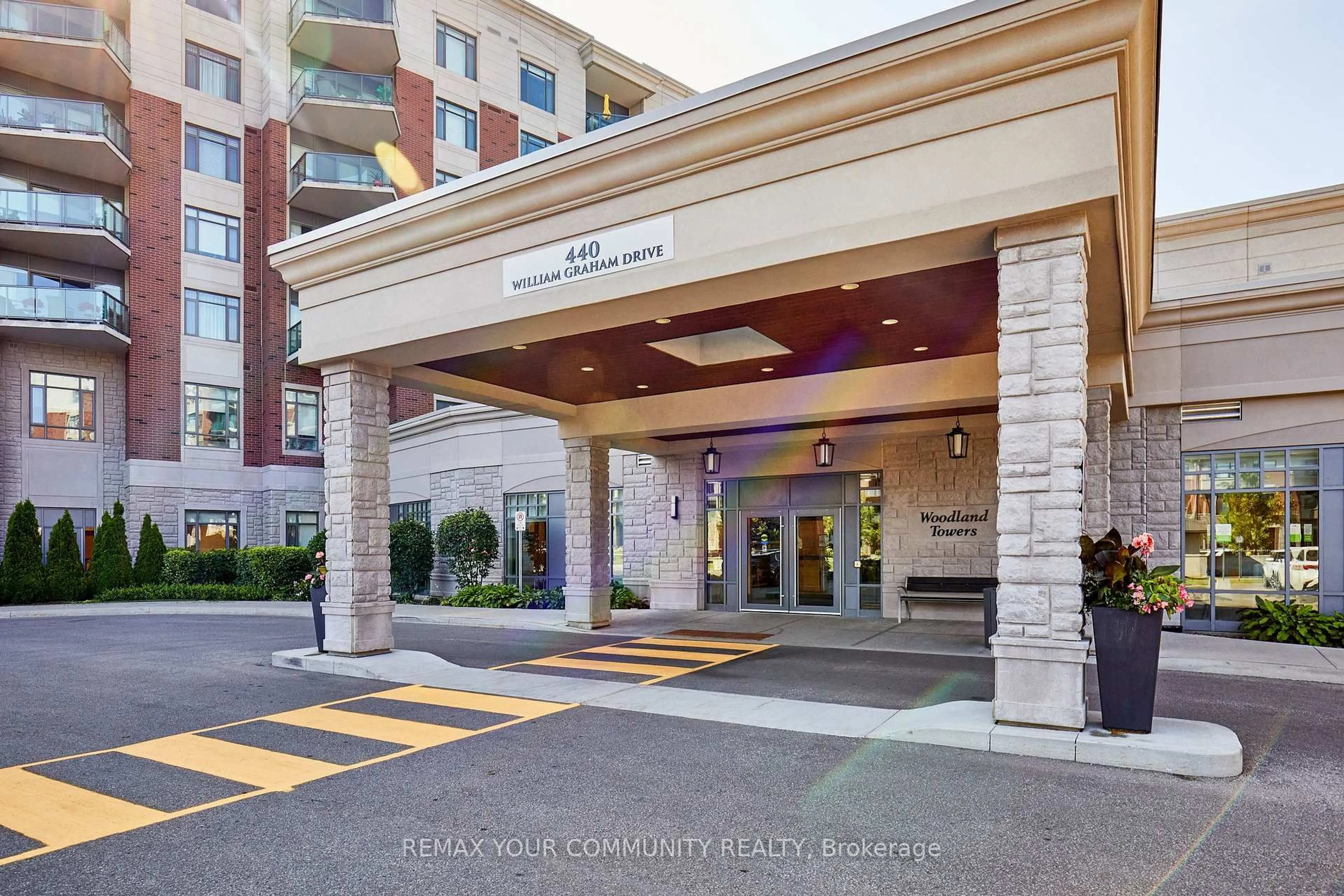 Indoor foyer for 440 William Graham Dr #511, Aurora Ontario L4G 1X5