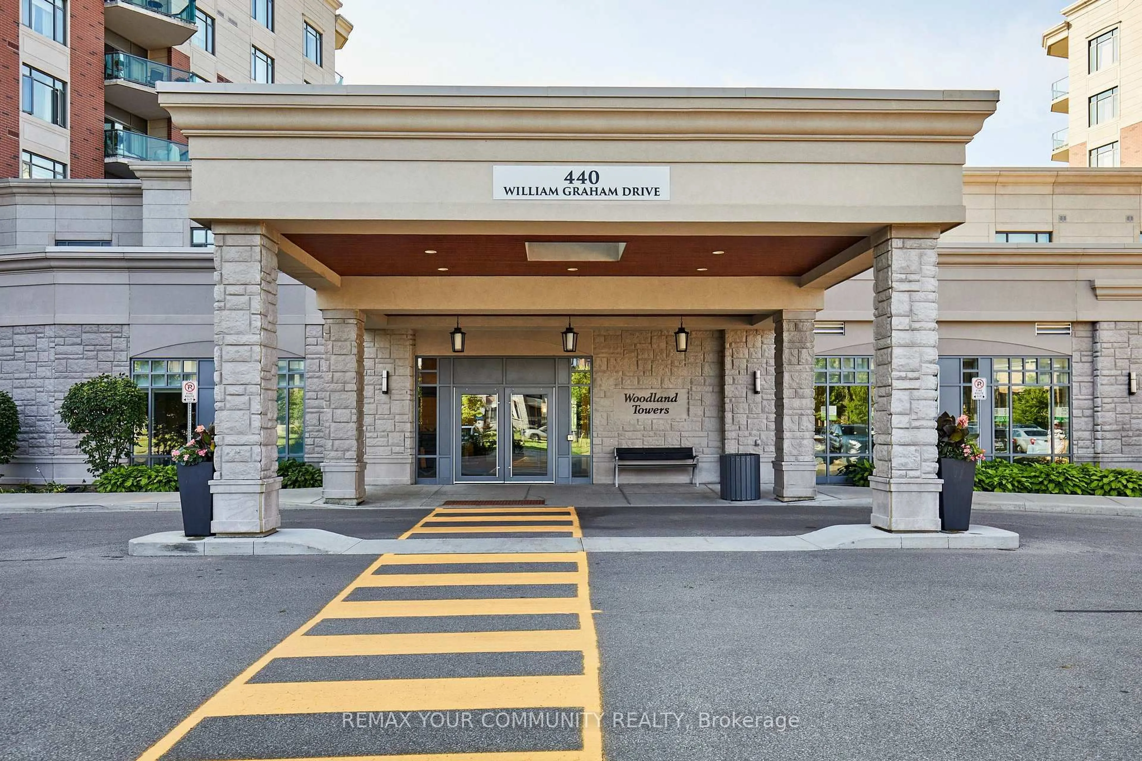 Indoor foyer for 440 William Graham Dr #511, Aurora Ontario L4G 1X5