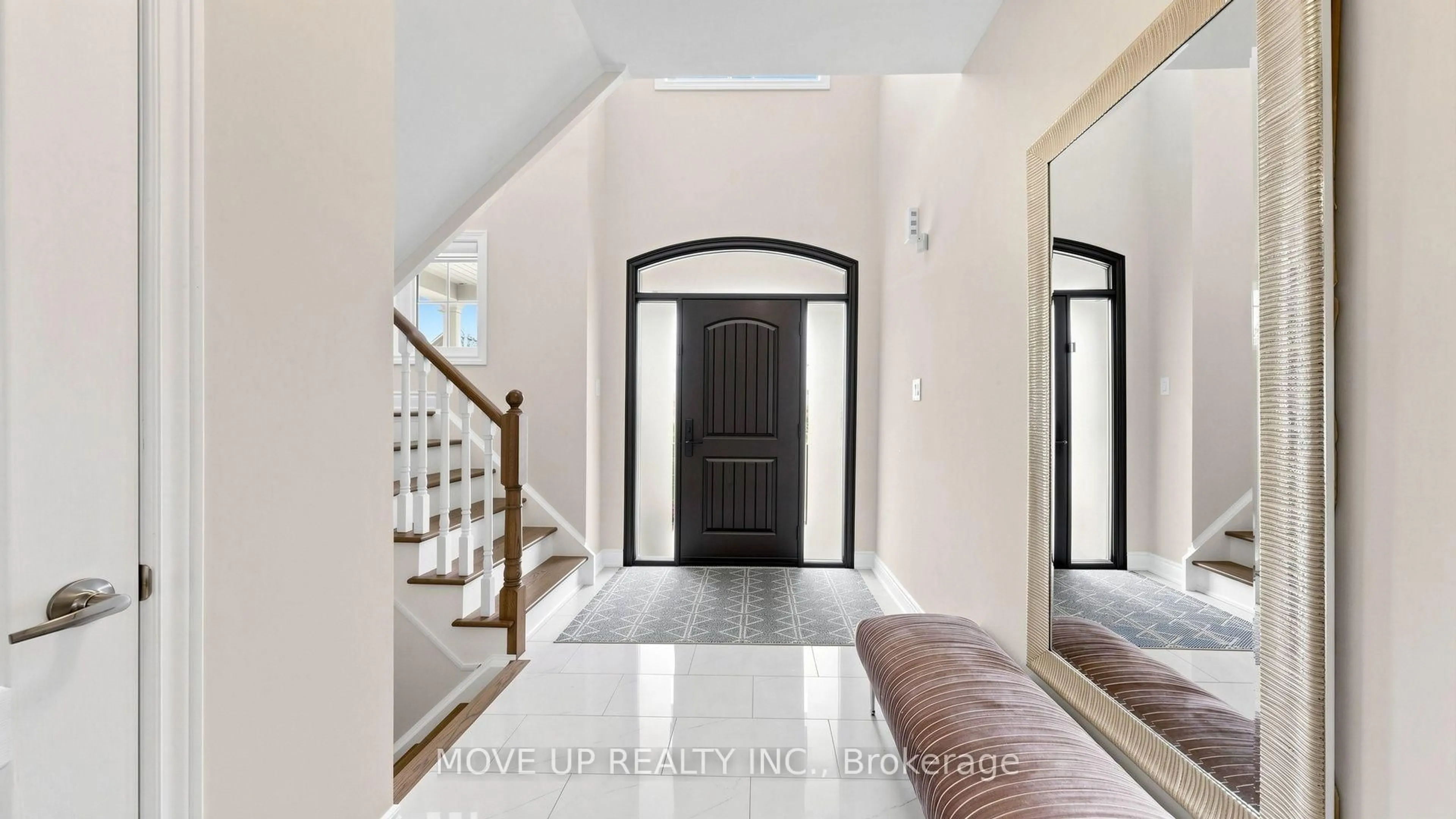 Indoor entryway for 35 Lauderdale Dr, Vaughan Ontario L6A 4G8