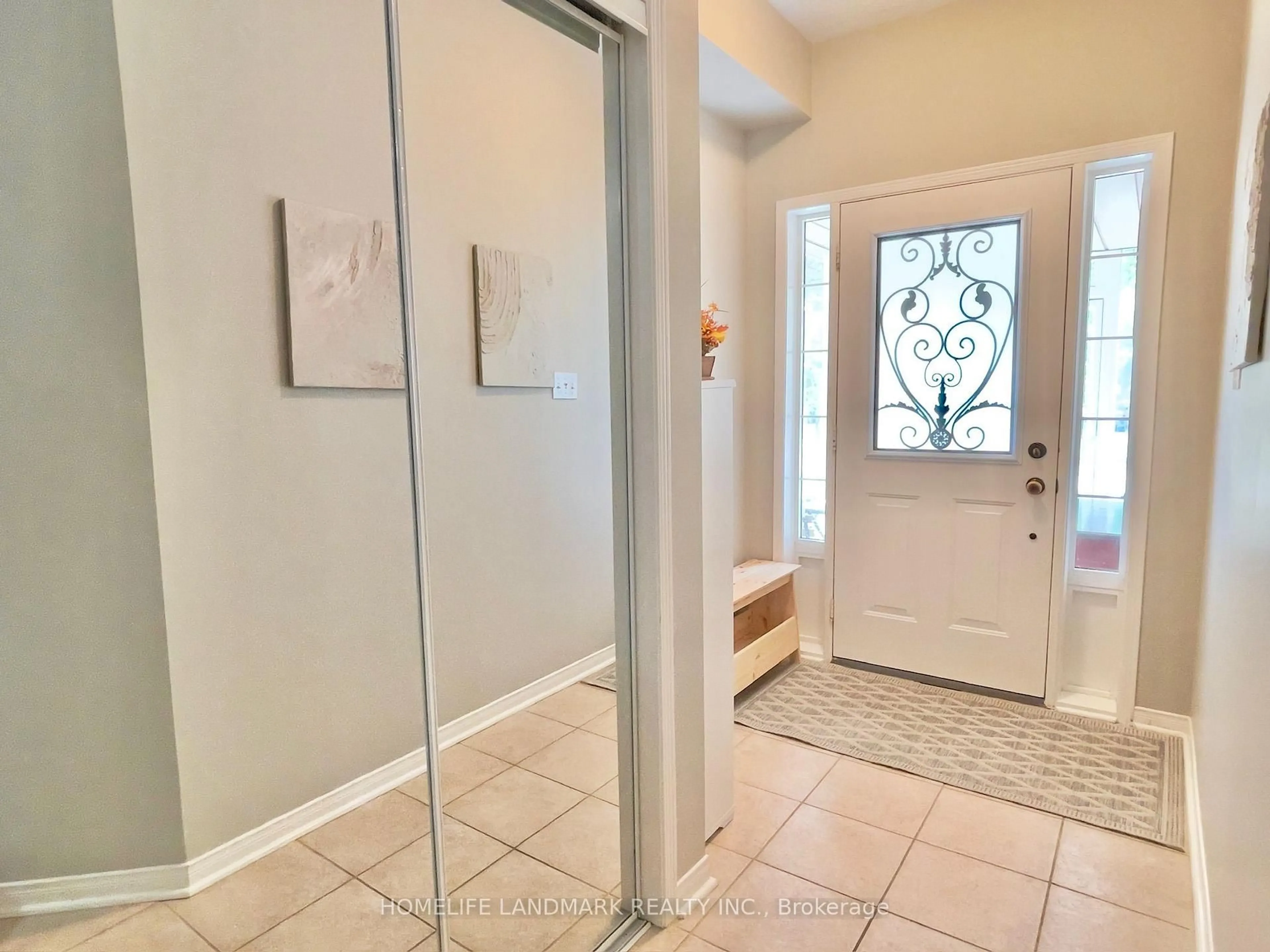 Indoor entryway for 79 Jordanray Blvd, Newmarket Ontario L3X 2P8