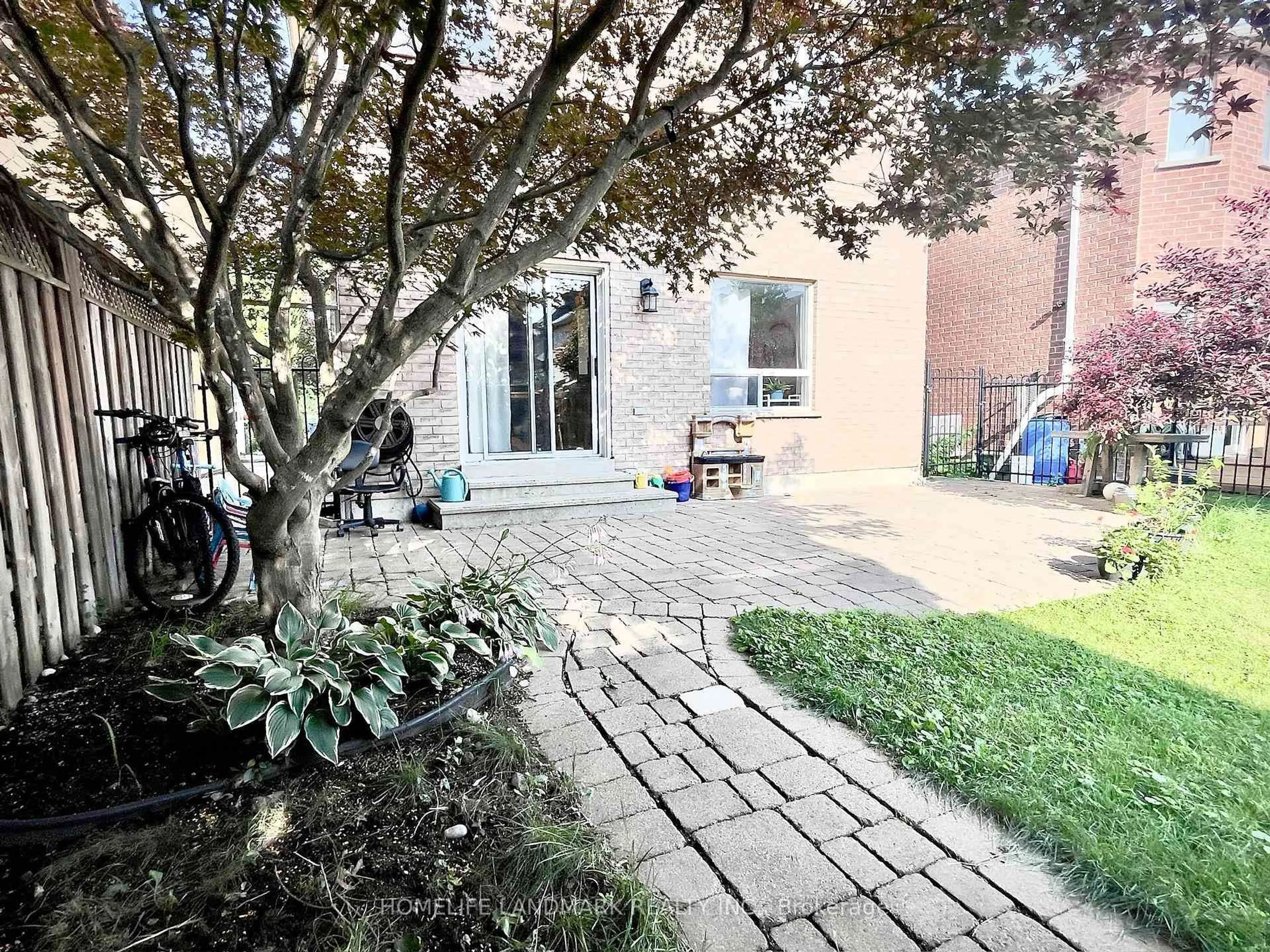 Patio, street for 79 Jordanray Blvd, Newmarket Ontario L3X 2P8