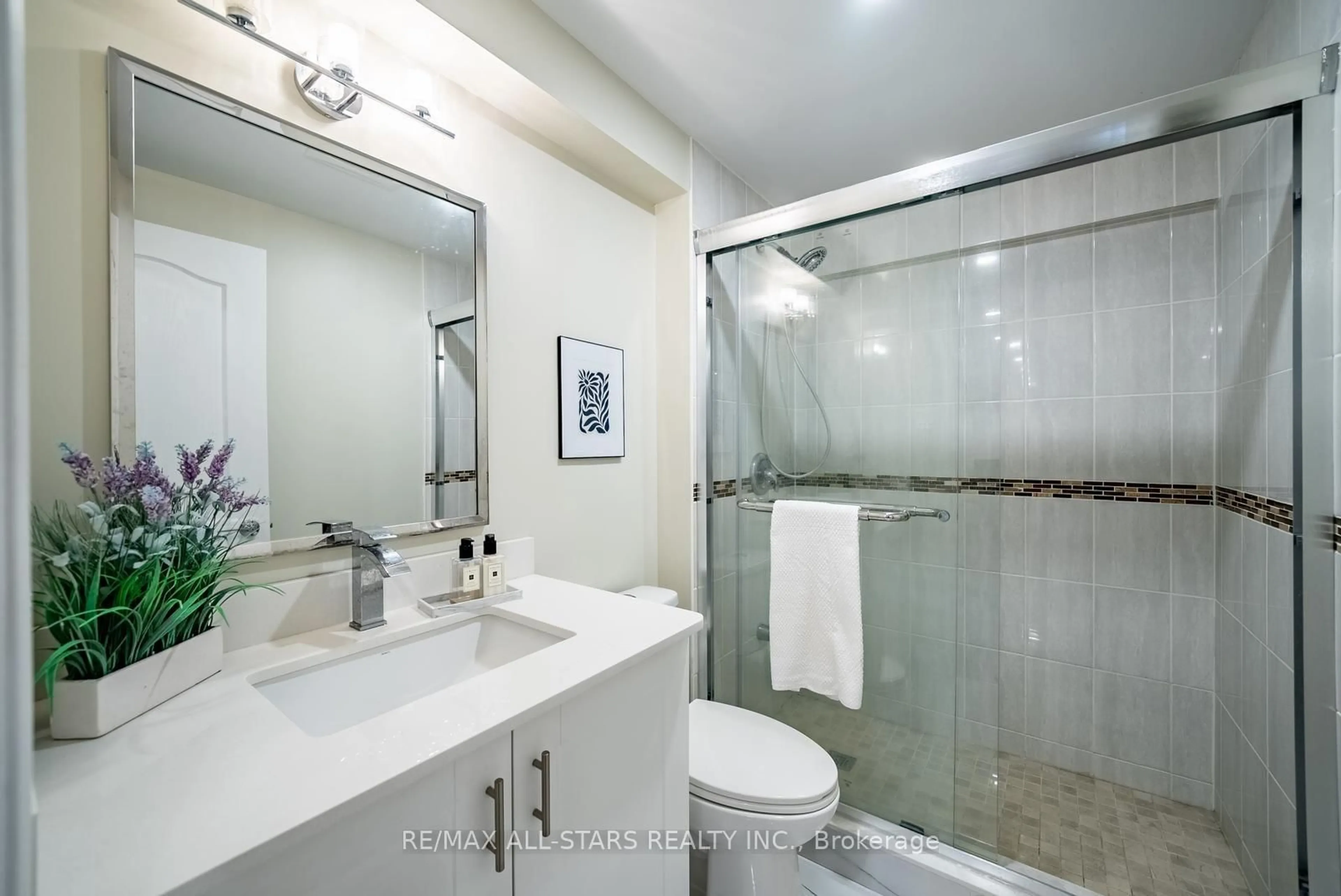 Standard bathroom, ceramic/tile floor for 411 Hoover Park Dr, Whitchurch-Stouffville Ontario L4A 1P4