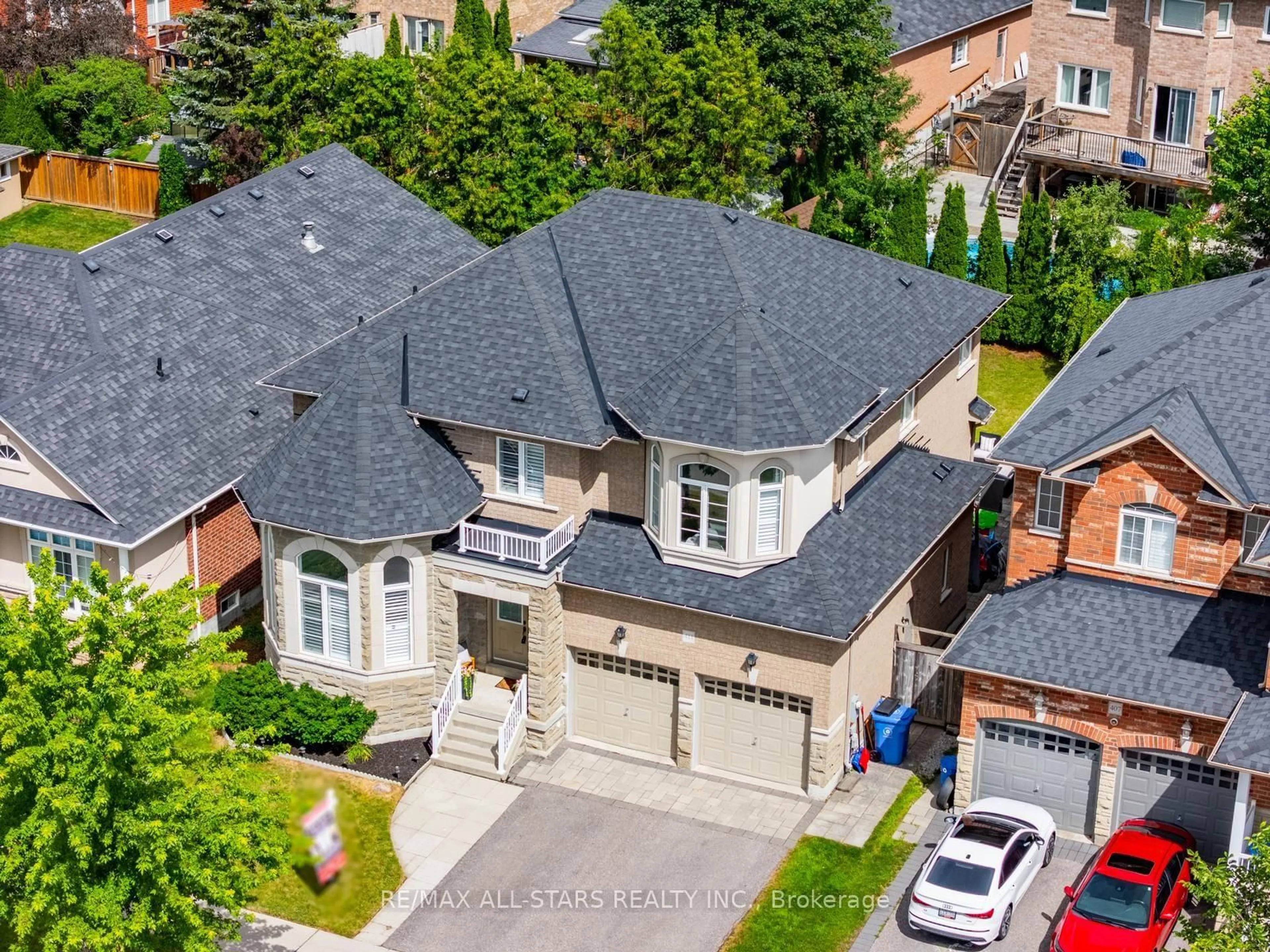 A pic from outside/outdoor area/front of a property/back of a property/a pic from drone, street for 411 Hoover Park Dr, Whitchurch-Stouffville Ontario L4A 1P4